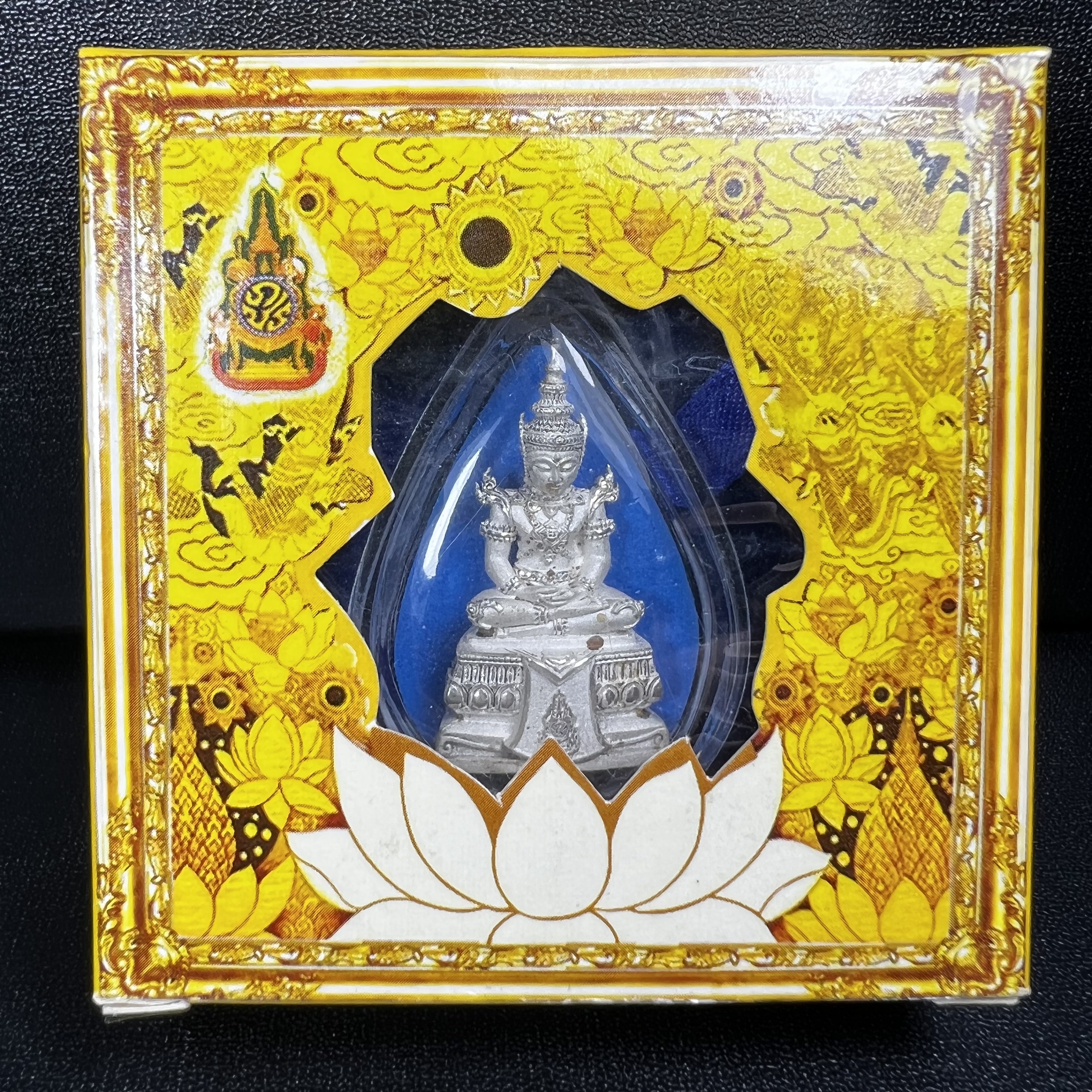 พระแก้วมรกต(จำลอง)ลอยองค์ ขนาดหน้าตัก 1/2 นิ้ว ทรงเครื่องฤดูร้อน เนื้อเงิน ตราสัญลักษณ์ฉลองสิริราชสมบัติ ครบ 60 ปี พ.ศ.2549(สภาพสวย ครบ สมบูรณ์))