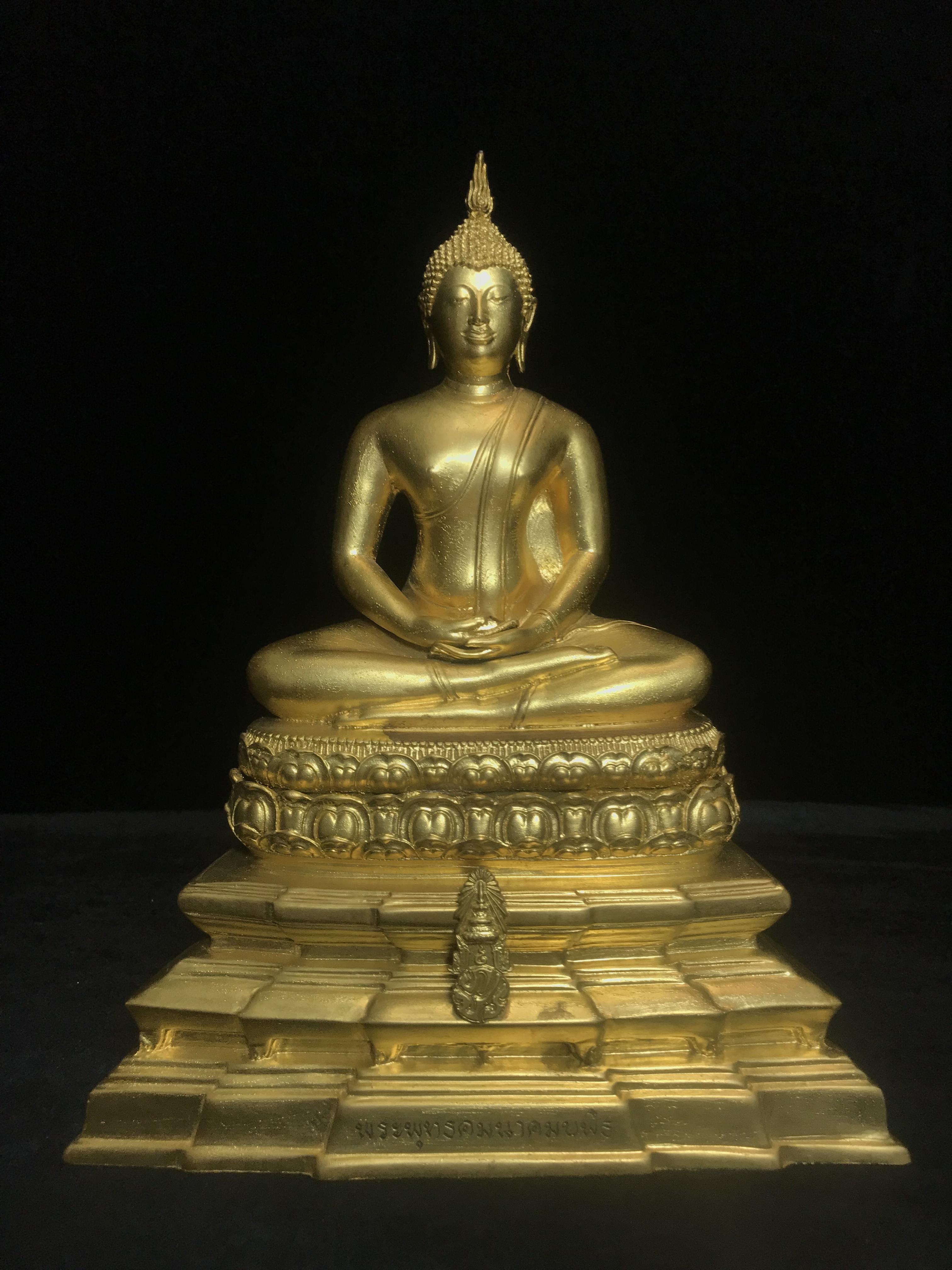 พระพุทธคมนาคมบพิธ (พระพุทธสิหิงค์จำลอง)(พระพุทธรูปประจำกระทรวงคมนาคม) ตรา ภปร. ครบรอบ 84 ปี กระทรวงคมนาคม พ.ศ.2539 เนื้อลำอู่แดงลงรักปิดทอง หน้าตัก 5 นิ้ว ปลุกเสก ณ วัดพระแก้ว พิธีใหญ่(1 ใน 3000 องค์)หายาก