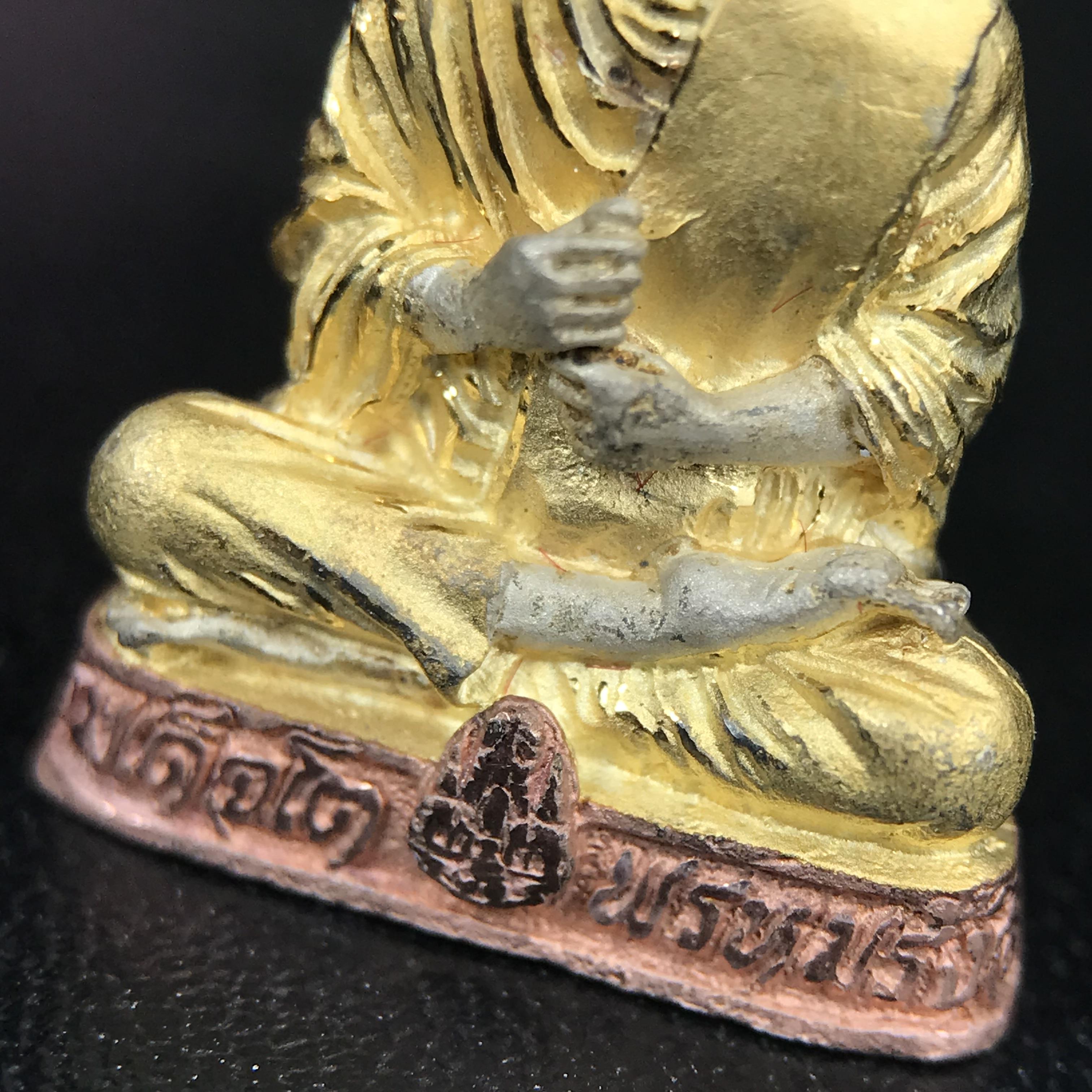 รูปเหมือนสมเด็จพระพุฒาจารย์ (โต พรหมรังสี)วัดใหม่อมตรส บางขุนพรหม ปี2540 รุ่นกาญจนาภิเษก จัดสร้างในวโรกาสที่รัชกาลที่ 9 ทรงครองสิริราชสมบัติ ครบ 50ปี ลอยองค์พิมพ์ใหญ่ เนื้อเงินบริสุทธิ์ 99.9% แบบชุบสามกษัตริย์ขัดเงาบางส่วน พร้อมกล่องบรรจุใบรับรองเดิมครบ