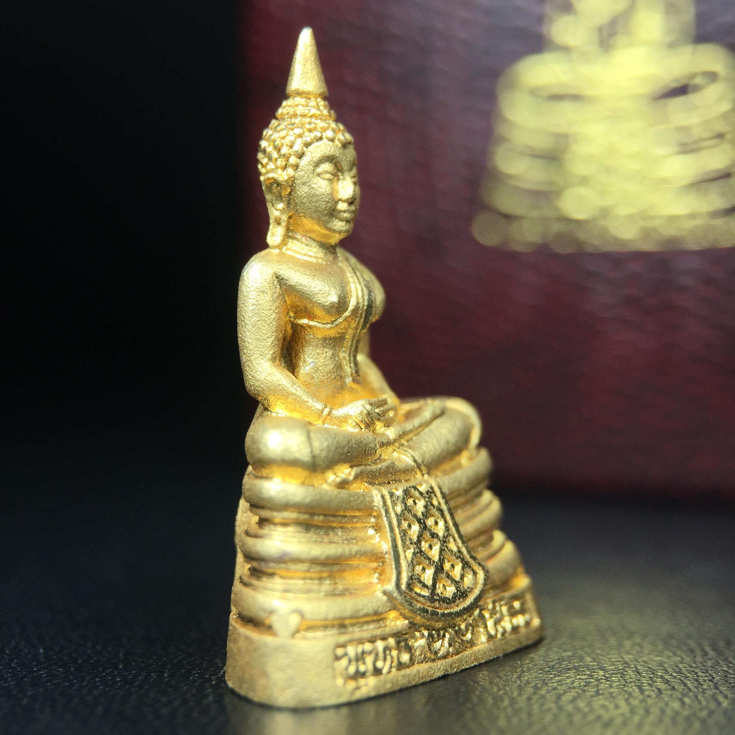 พระพุทธโสธร(หลวงพ่อโสธร) รุ่นสร้างอุโบสถ ปี2539 เนื้อเงิน(ชุบทองพ่นทรายขัดเงาบางส่วน สวยดุจทองคำ) ลอยองค์พิมพ์ใหญ่ สภาพสวยกล่องบรรจุเดิมครบสมบูรณ์(แบบนี้หายาก)(งานแพรนด้า จิวเวลรี่)สวยงดงาม