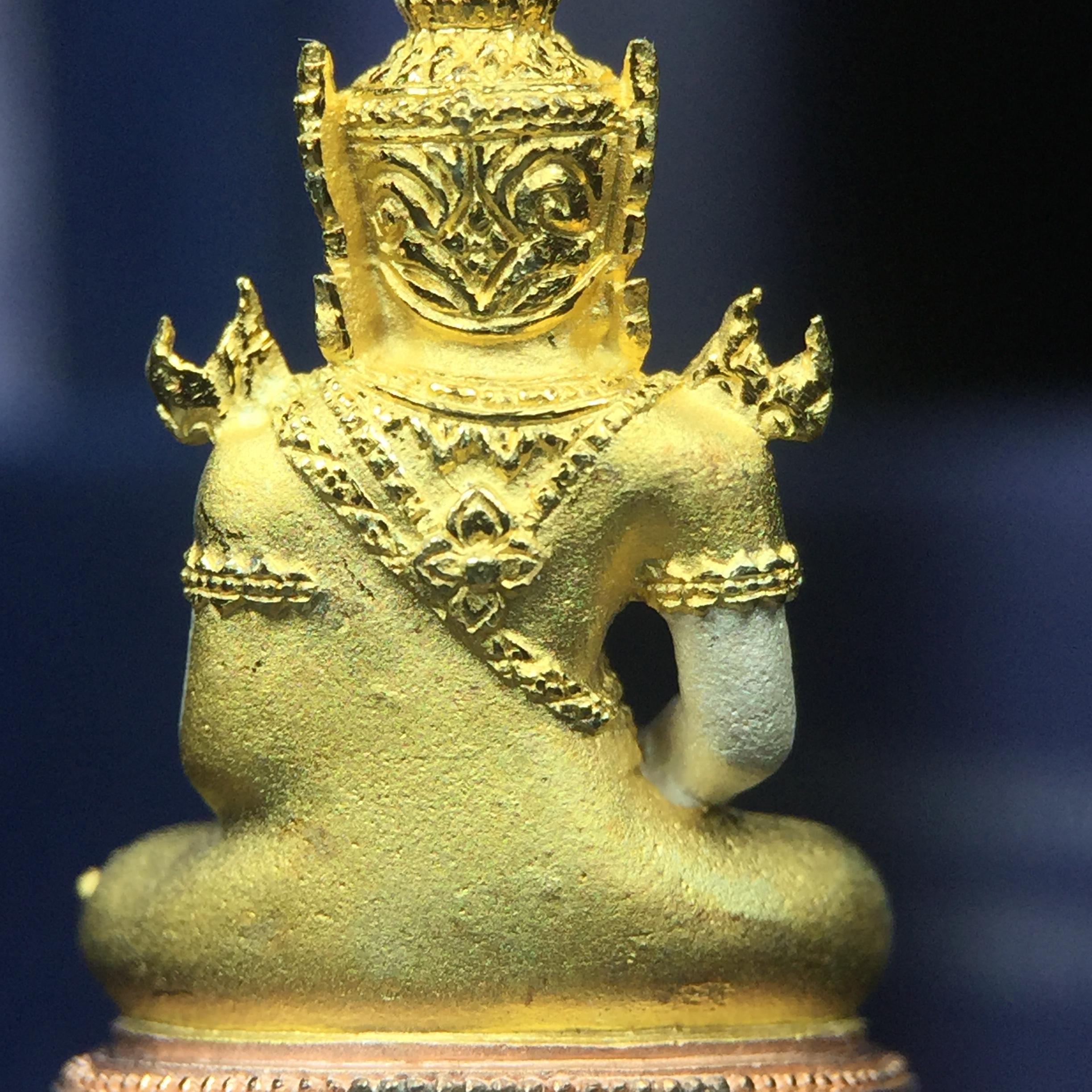 พระแก้วมรกต ภปร. ปี2547 จัดสร้างโดย รพ.ภูมิพลฯ เนื้อเงิน (3 กษัตริย์)ลอยองค์ หน้าตัก 1/2 นิ้ว งดงามทรงคุณค่าอีกหนึ่งรุ่นยอดนิยม หายาก(1ใน3000องค์)