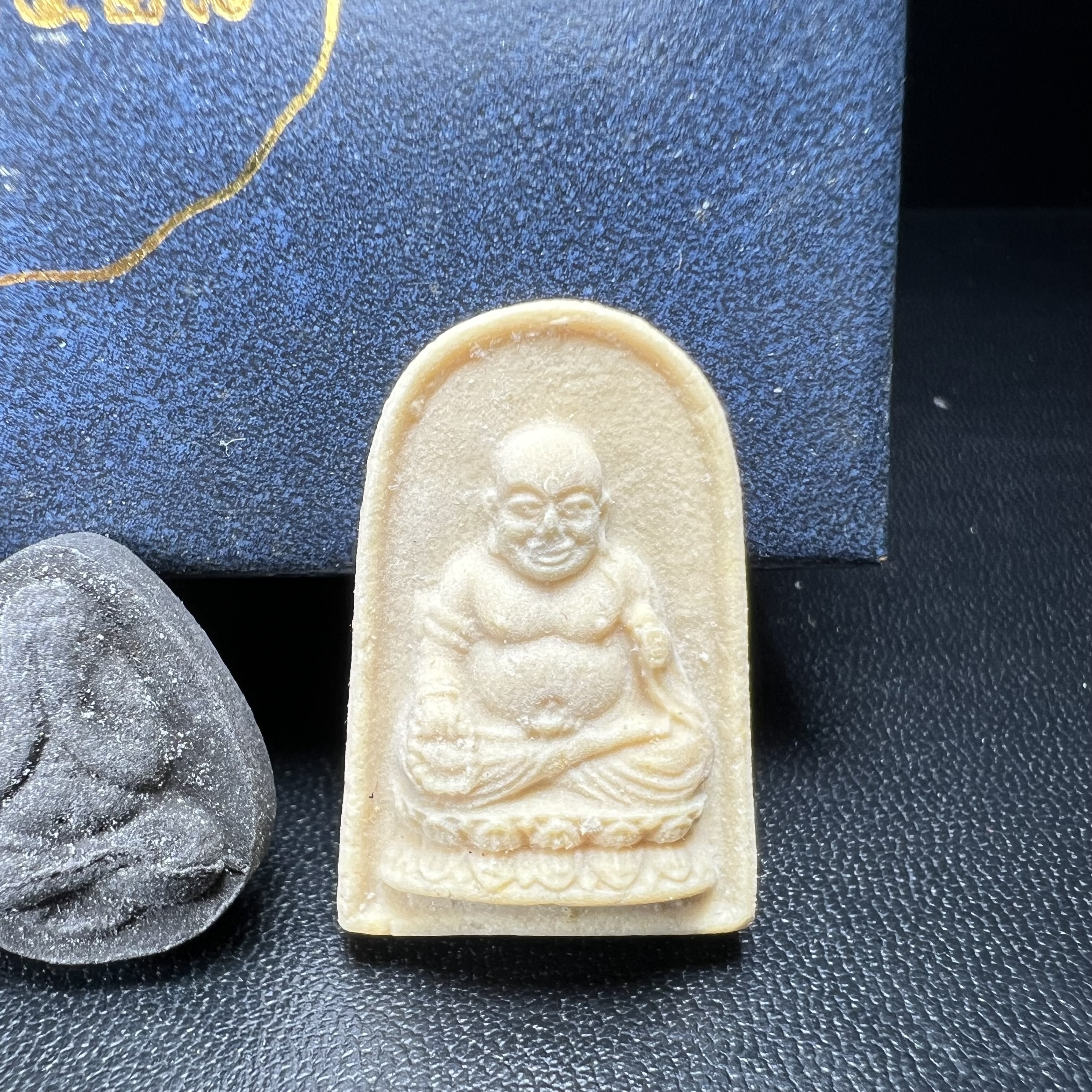 พระปิดตา รุ่นแรก ชุดกรรมการ ชุดมงคลการบำเพ็ญกุศลอายุครบ 6 รอบ(72 พรรษา) สมเด็จพระญาณสังวร วัดบวรนิเวศวิหาร วันที่ 2-3 ตุลาคม 2528 (1ชุดประกอบด้วยพระเนื้อผง 4 รายการ)ชุดกรรมการพร้อมกล่องบรรจุเดิมครบสมบูรณ์(หายาก)