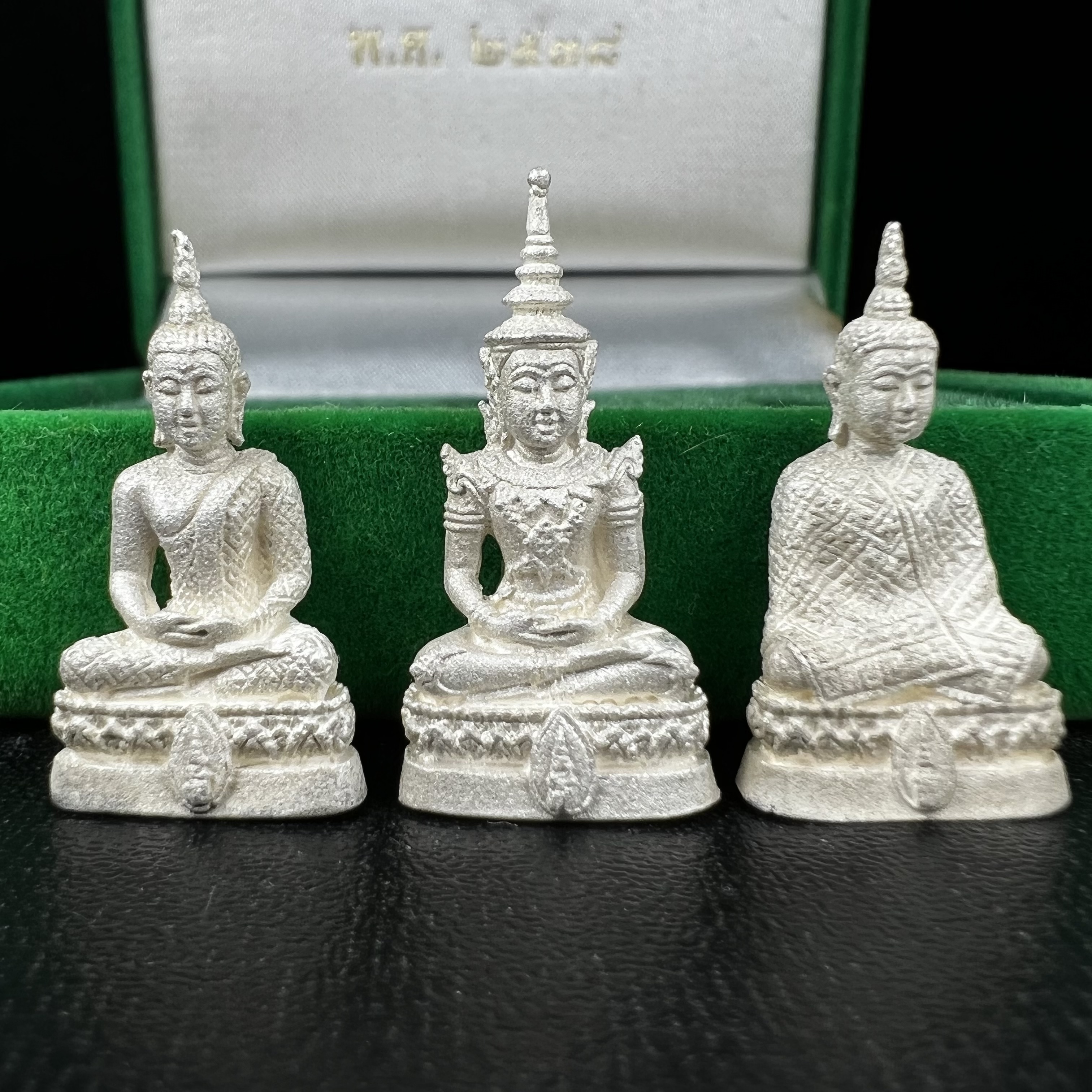 พระแก้วมรกต สธ. วัดบวรนิเวศวิหาร พ.ศ.2538 รูปเหมือนลอยองค์พระแก้วมรกต ชุดเงินบริสุทธิ์ ทรงเครื่อง 3 ฤดู (มีโค็ด หมายเลขกำกับชุดที่ 1396)พิมพ์ใหญ่ 3 องค์ 3 ฤดู ร้อน ฝน หนาว(1 ใน 2000 ชุด)หายาก