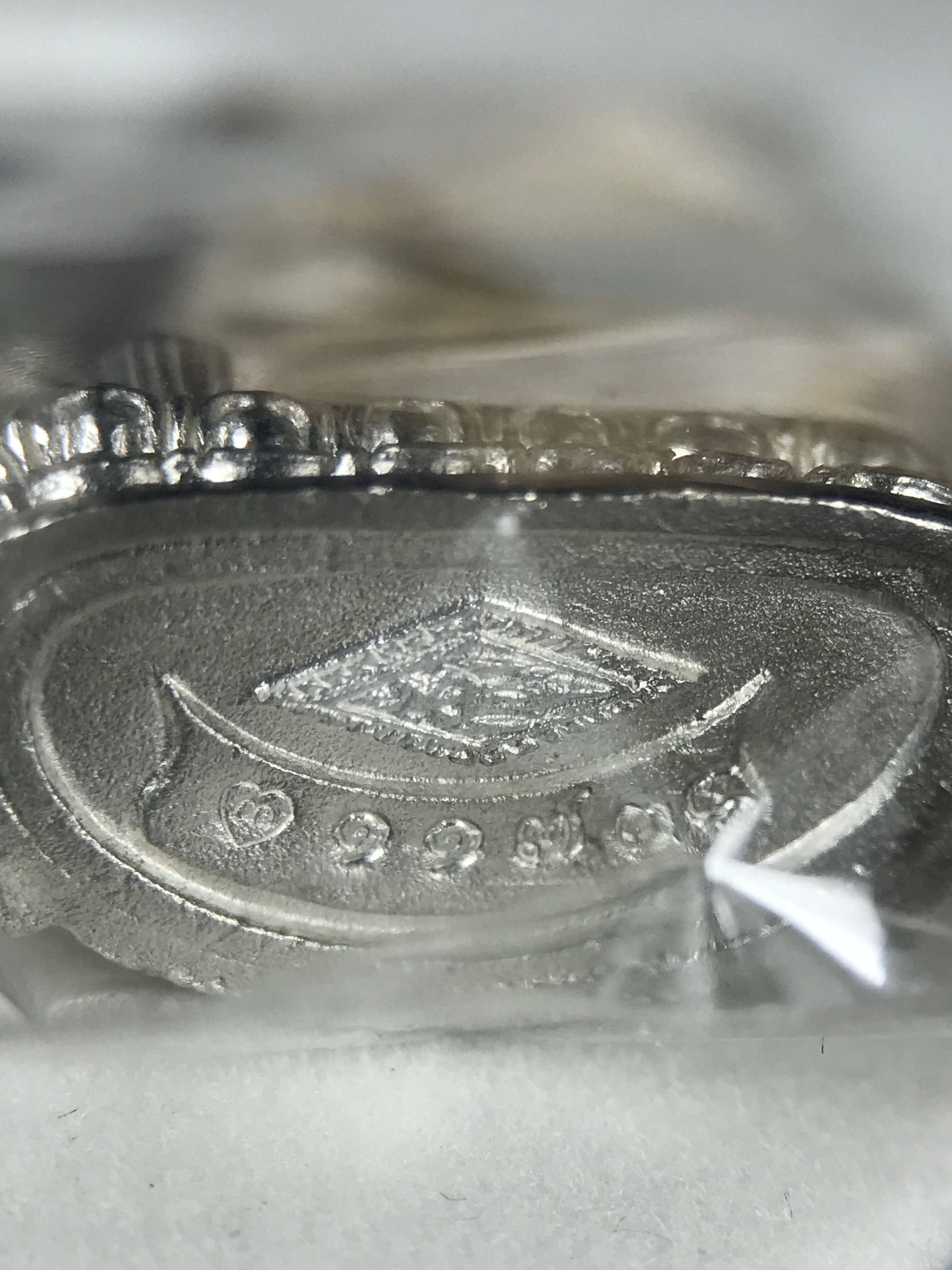 พระพุทธชินราช รุ่นมหาลาภ พิธีพุทธาภิเษกวัดพระศรีรัตนมหาธาตุวรมหาวิหาร จ.พิษณุโลก ปี 2540 เนื้อเงินบริสุทธิ์ 99.9% (นวลเงา)(สภาพผิวเดิมซีนซองเดิม พร้อมกล่องบรรจุเดิมและการ์ดใบรับรองครบสมบูรณ์ (องค์หมายเลข ๑๑๗๓๔)