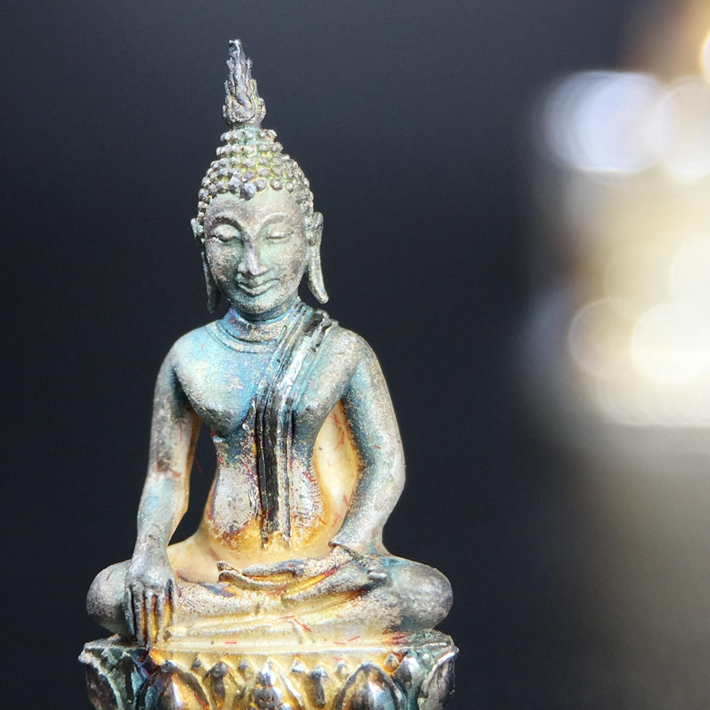 พระกริ่ง+พระชัยวัฒน์พระพุทธนวราชบพิตร ครองสิริราชสมบัติครบ 50 ปี พ.ศ.2540 เนื้อเงินผิวเดิมๆขึ้นสีรุ้งธรรมชาติแบบนิยม(หายาก)(สีสันที่ธรรมชาติสรรค์สร้าง)พร้อมกล่องบรรจุเดิมครบ(1ชุด 2 องค์)1 ใน 9500 ชุด