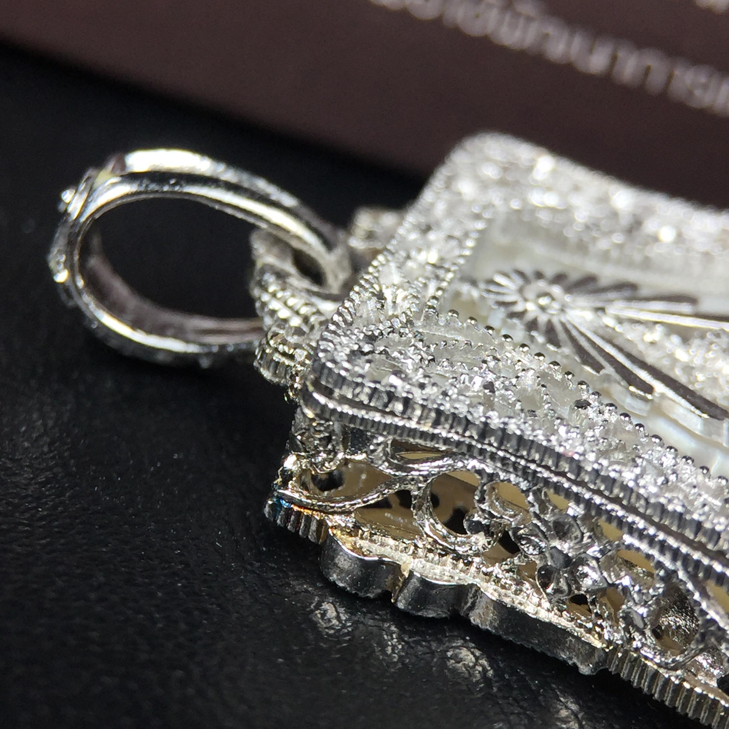 พระพุทธชินราช ภปร. โครงการ "เพราะแผ่นดินนี้ คือ แผ่นดินเกิด" ปี2548(รุ่นแรก) เหรียญทรงเสมา ขนาด 21 x 29 มม.เนื้อเงินสามกษัตริย์ องค์พระชุบสามกษัตริย์ ล้อมด้วยกรอบเงินชุบทองคำขาวสลักเสลาเป็นลวดลายละเอียดอ่อน ส่วนพื้นองค์พระเป็นเปลือกหอยมุขงดงาม