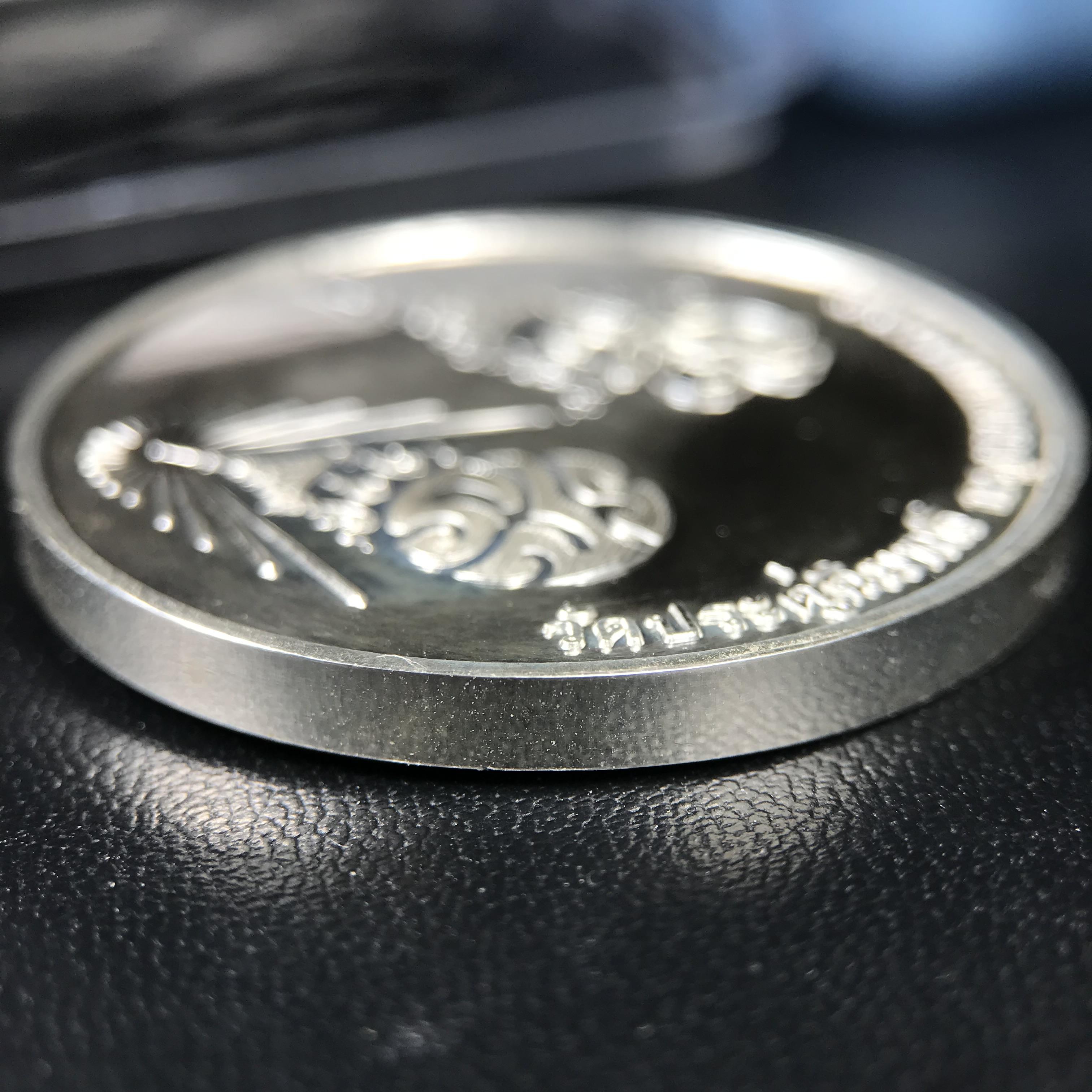 เหรียญรูปเหมือนพระราชสังวราภิมณฑ์(หลวงปู่โต๊ะ)ที่ระลึก ครบ 108 ปี วัดประดู่ฉิมพลี ปี 2538 ด้านหลังพระราชทานพระนามาภิไธยย่อ ภปร. และ สก. เนื้อเงินขัดเงา เหรียญกลมใหญ่ขนาด 3.5 ซม.สภาพสวยเดิมกล่องบรรจุเดิมครบสมบูรณ์และหายาก