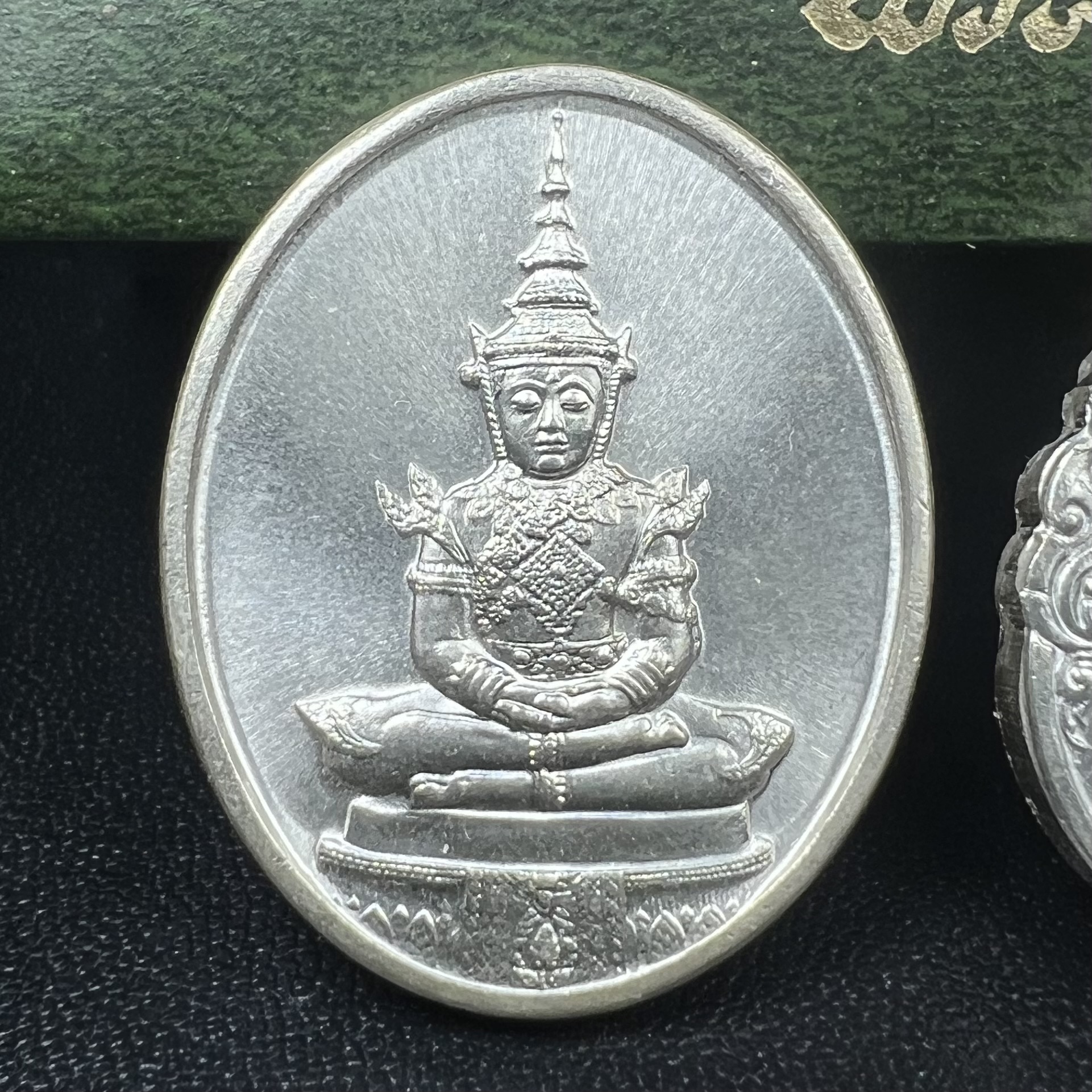 เหรียญพระแก้วมรกตหลัง ภปร. ฉลองกรุงรัตนโกสินทร์ครบ 200 ปี พ.ศ.2525 เนื้อเงินกล่องบรรจุเดิมครบ3พิมพ์(บล็อกพระราชศรัธา)(ในหลวงรัชกาลที่9 เสด็จในพิธี)พระคู่บ้านคู่เมือง...พระดี...พิธีใหญ่