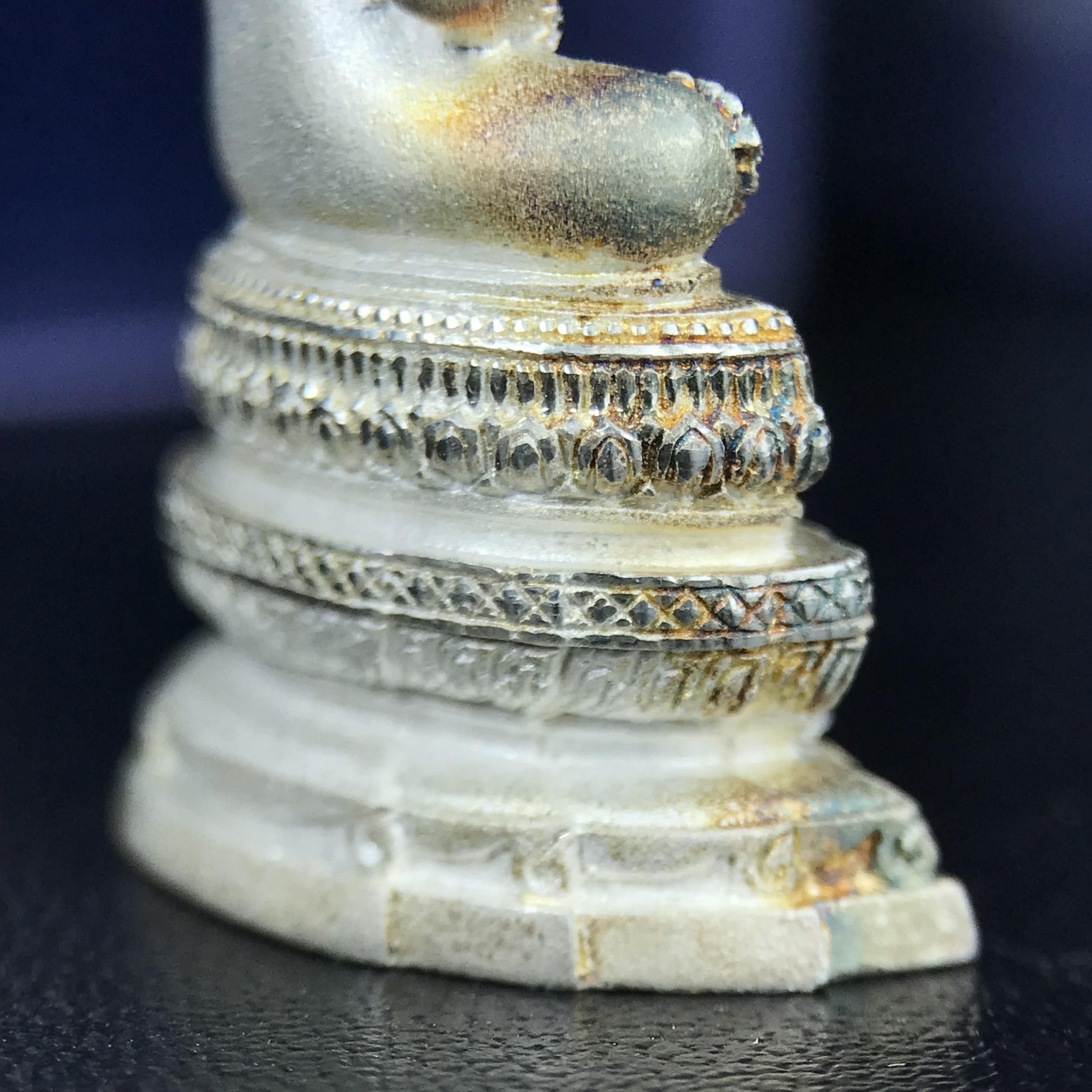 พระแก้วมรกต ภปร. ปี 2547 จัดสร้างโดยโรงพยาบาลภูมิพลอดุลยเดช เนื้อเงิน ลอยองค์ หน้าตัก 1/2 นิ้ว สูง 3.7 ซม. พิธีมหามังคาภิเษก ณ พระอุโบสถวัดพระศรีรัตนศาสดาราม(วัดพระแก้ว) งดงามทรงคุณค่าอีกหนึ่งรุ่นยอดนิยม หายาก(องค์หมายเลขต้นๆหลักร้อย ๒๙๘)ผิวเดิมติดรุ้งสวย