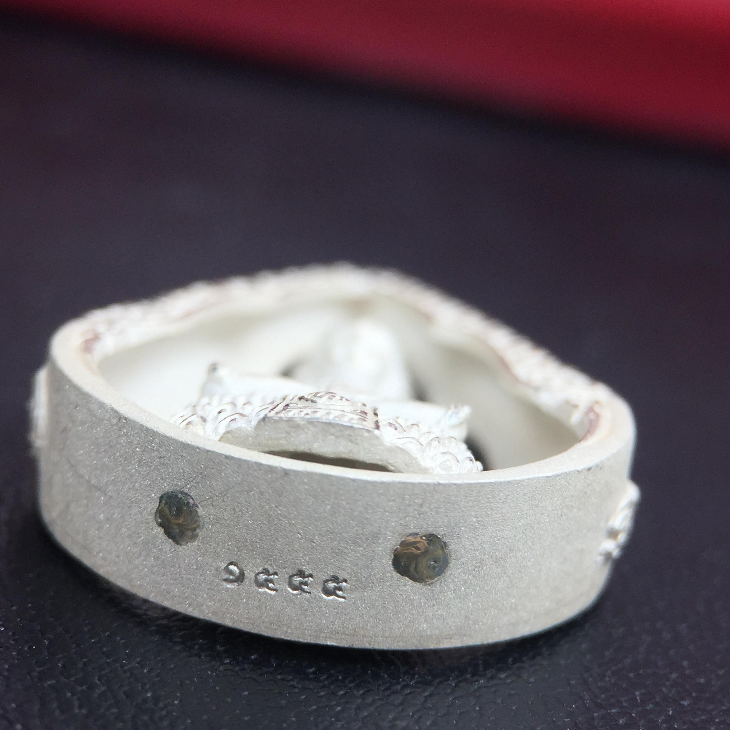 พระแก้วมรกต ภปร.(รุ่นแรก) ปี2545 รุ่นฉลองกรุงรัตนโกสินทร์ครบ 220 ปี พิมพ์ลอยองค์ทรงหยดน้ำ เนื้อเงินบริสุทธิ์ 92.5% ขนาด 18*27 มม. พร้อมกล่องบรรจุเดิม สวยครบสมบูรณ์(องค์หมายเลขสวย 1555)