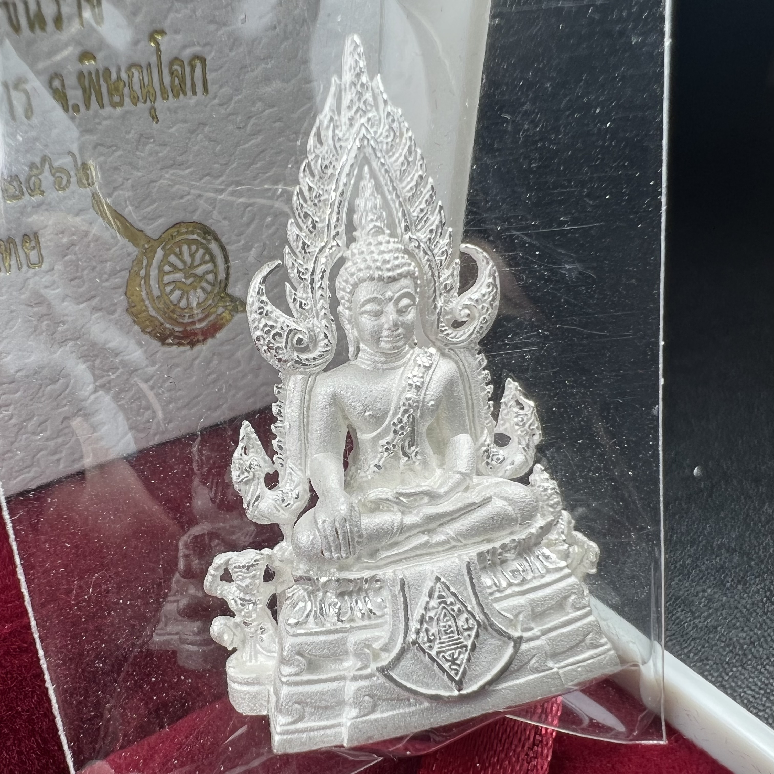 พระพุทธชินราช รุ่น ประวัติศาสตร์ มูลนิธิเพื่อตำรวจไทยจัดสร้าง ปี 2562 เนื้อเงินขัดเงา พิมพ์พระพุทธชินราช ลอยองค์ แบบจิวเวอร์รี่(ขนาดสูง 3.5 ซม.) (สภาพ สวย ซีนซองเดิม กล่องบบรรจุเดิมครบสมบูรณ์)