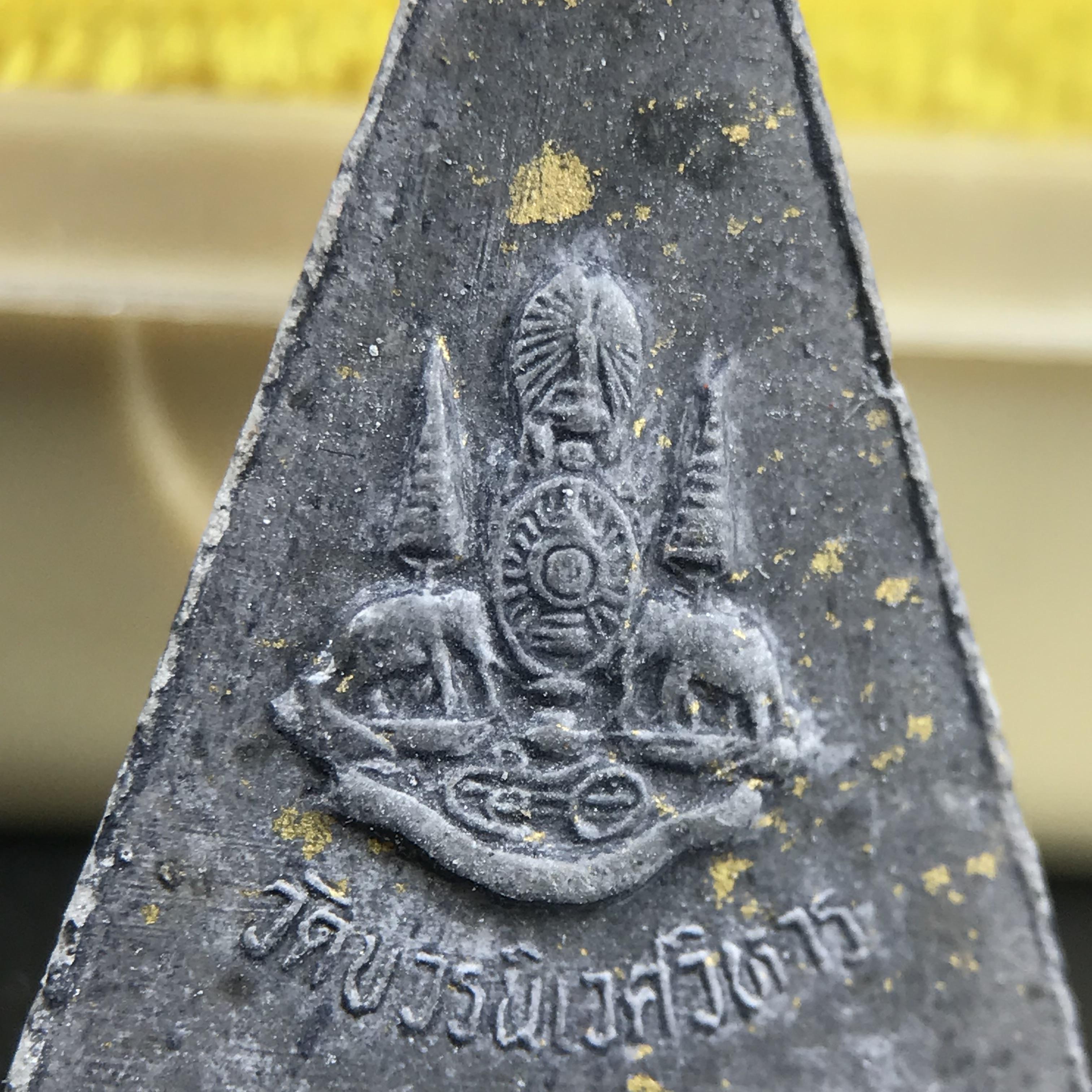 พระกำลังแผ่นดิน พระราชทาน วัดบวรนิเวศวิหาร ปี 2539 พิมพ์เล็กหน้ากากทองคำ (ในหลวง รัชกาลที่ 9 พระราชทานมวลสารจิตรลดา)นิยมหายาก