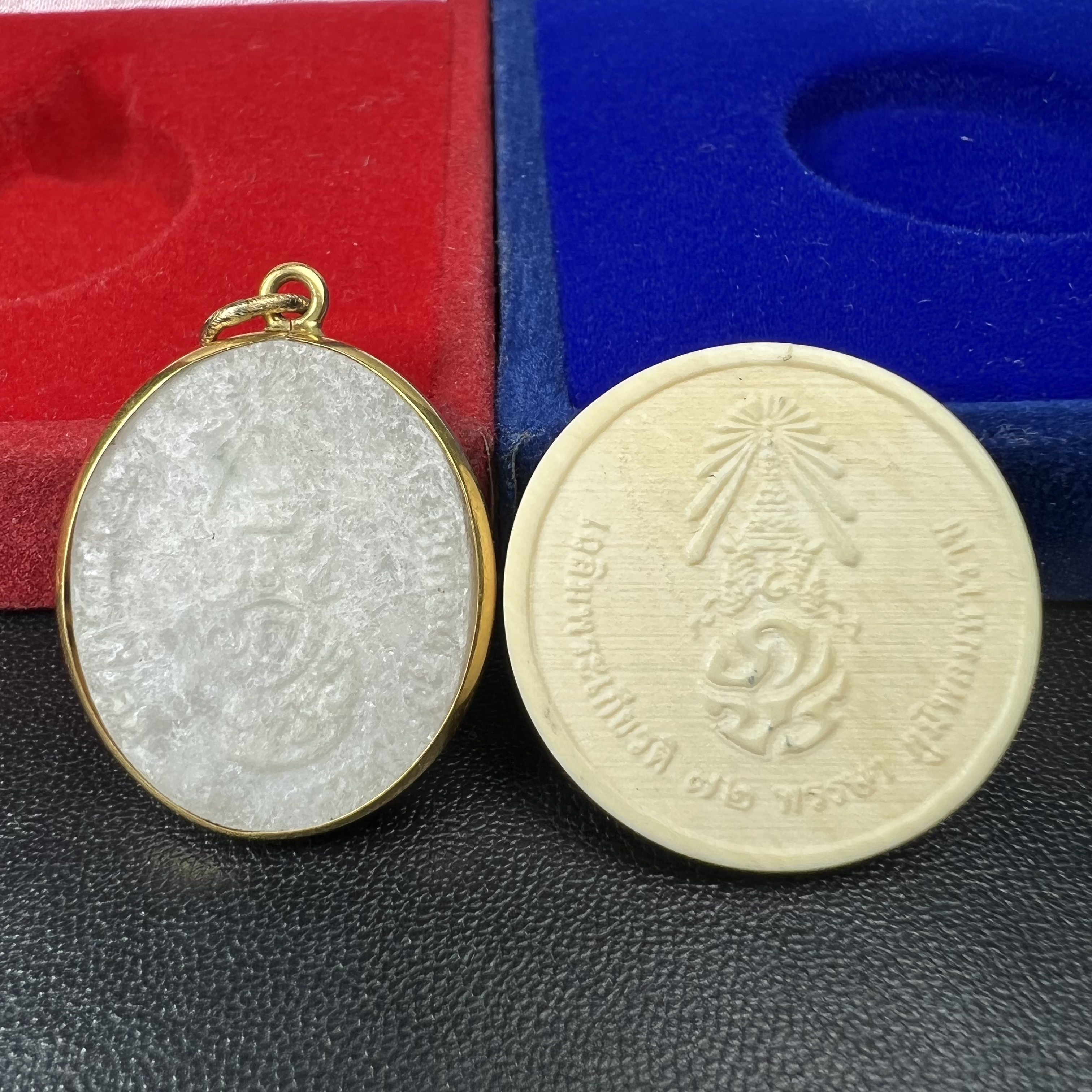 พระบรมฉายาลักษณ์ ร.9 เหรียญหยกรูปไข่เลี่ยมทองคำแท้(งานเลี่ยมเดิมจากผู้จัดสร้าง)+พระบรมฉายาลักษณ์ เหรียญคชสารหมื่นปี ร.9 หน้ากากทองคำ เฉลิมพระเกียรติ 72 พรรษา ภูมิพลมหาราช ปี 2542(1ชุด2องค์)(อีกหนึ่งวัตถุมงคลที่ระลึกของพระองค์ท่านที่พบเจอหายากมากในปัจุบัน)