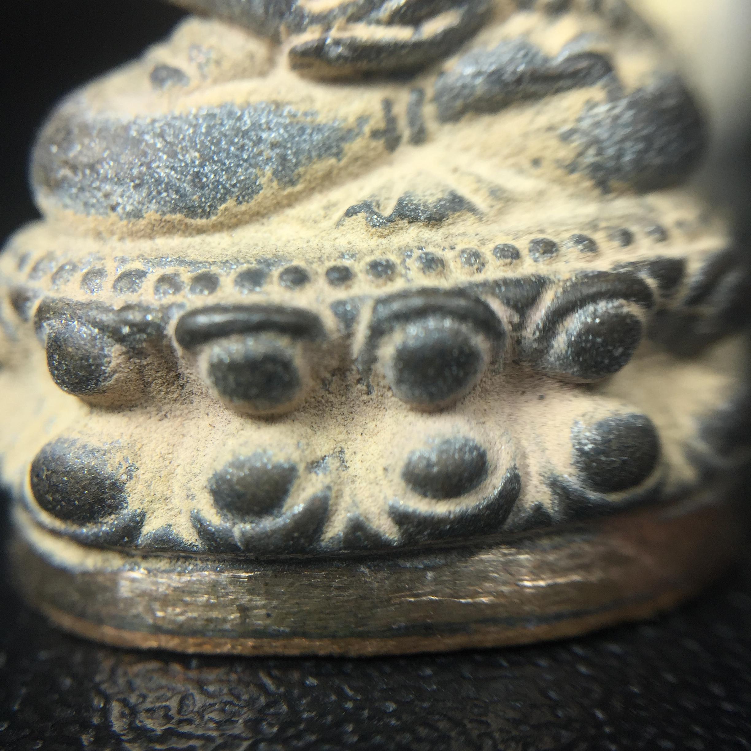 พระกริ่งชินบัญชรฉลองพระชันษา 100 ปี สมเด็จพระญาณสังวร วัดบวรนิเวศวิหาร ปี 2556 เนื้อนวโลหะผสมทองคำก้นทองแดง พิธีใหญ่ มวลสารเด่น นิยม(1 ใน 2556 องค์)