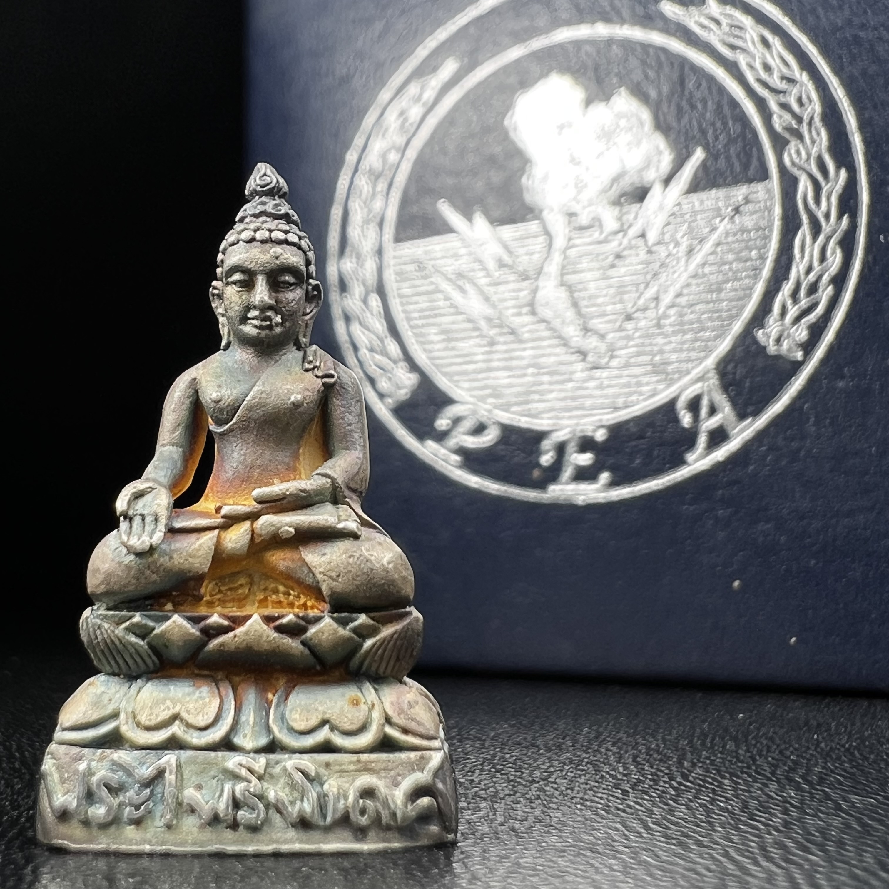 พระกริ่งไพรีพินาศ วัดบวรนิเวศวิหาร ปี2538 การไฟฟ้าส่วนภูมิภาคจัดสร้าง เนื้อเงิน(สภาพผิวเดิม ขึ้นสีรุ้งธรรมชาติ สวยแบบนิยม)พร้อมกล่องบรรจุเดิม หมายเลข ๖๓๘๔