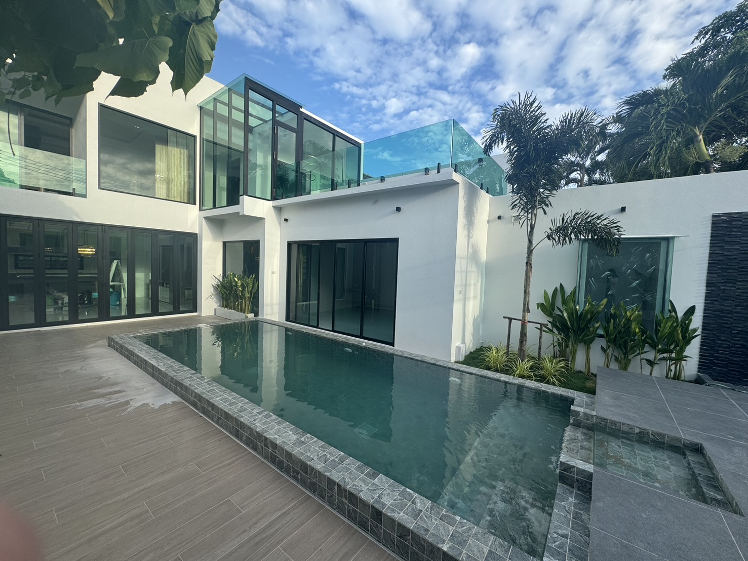 For Sales : Rawai, Private Pool Villa near Rawai beach, 3 Bedrooms 4 Bathrooms