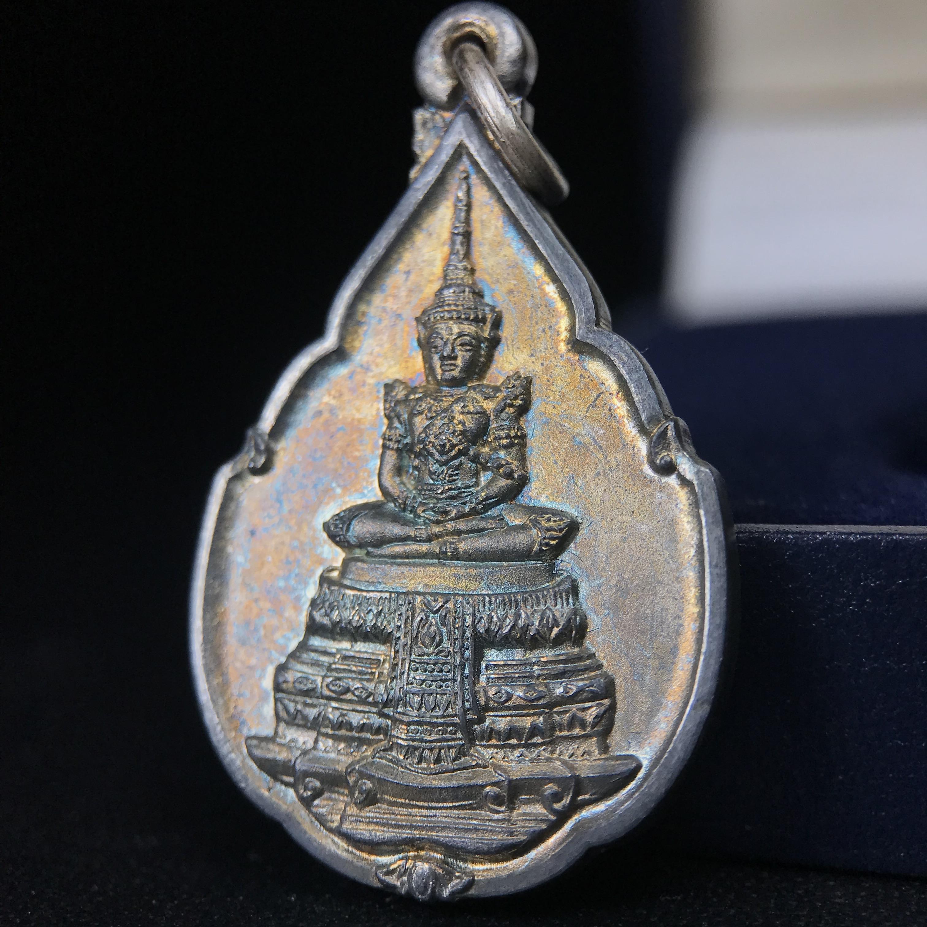 เหรียญพระแก้วมรกต ที่ระลึกในพิธีเททองการจัดสร้างพระแก้วมรกตกรมสรรพสามิต พ.ศ.2539 และในวโรกาสที่พระบาทสมเด็จพระเจ้าอยู่หัวทรงครองราชย์ครบ 50 ปี เนื้อเงิน ทรงหยดน้ำ(พิมพ์มีหูห่วง)(สภาพผิวเดิมขึ้นรุ้งสวยมาก)(พิธีใหญ่)**เนื้อเงินรุ่นนี้พบเจอน้อยมาก**