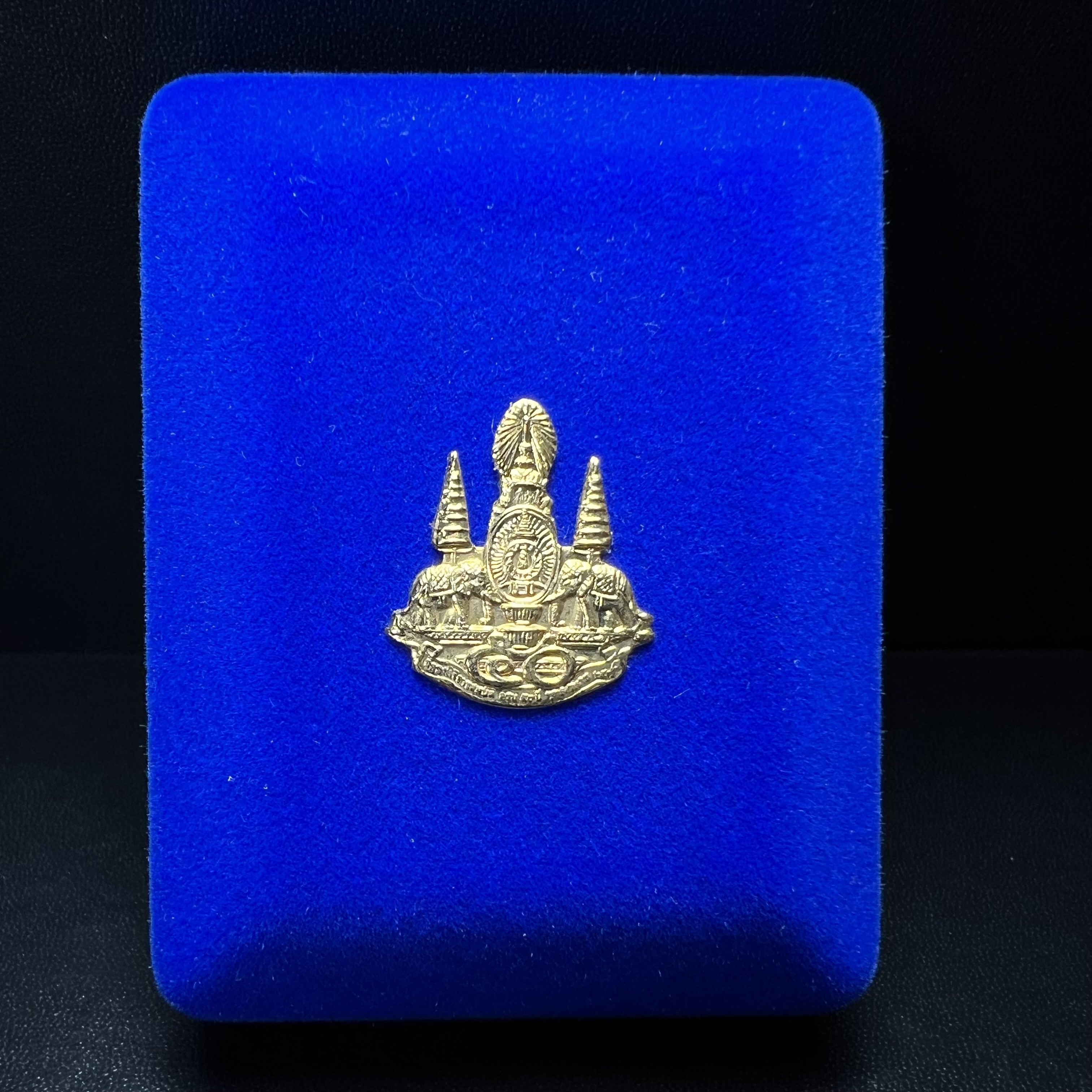 พระกริ่งหลวงพ่อโสธร ภปร. รุ่นกาญจนาภิเษก จัดสร้างในมงคลวโรกาสที่พระบาทสมเด็จพระเจ้าอยู่หัวรัชกาลที่9 เสด็จเถลิงถวัลย์สิริราชสมบัติ ครบ 50 ปี ในพุทธศักราช 2539 เนื้อเงิน(ผิวเดิมสวย)(พิธีใหญ่เข้มขลัง)1 ใน 9950 องค์