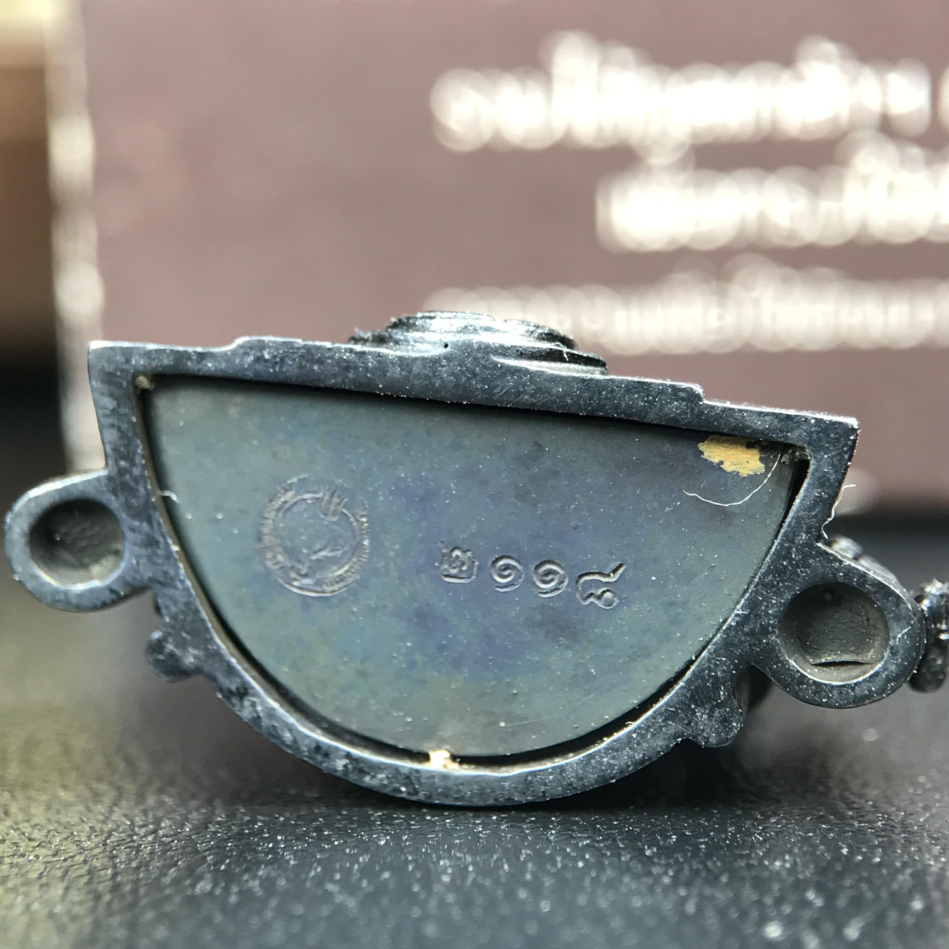 พระพุทธชินราช ภปร. โครงการ "เพราะแผ่นดินนี้ คือ แผ่นดินเกิด" ปี2548(รุ่นแรก) ลอยองค์ หน้าตัก 1/2 นิ้ว(ขนาด 3.5 x 2.5 ซม.) เนื้อเงินรมดำ(พุทธศิลป์จำลองเมื่อครั้งลอกทอง ครั้งที่3 เมื่อปี2547 ร้อยปีจะมีสักครั้ง "พระพุทธชินราชองค์ดำ")