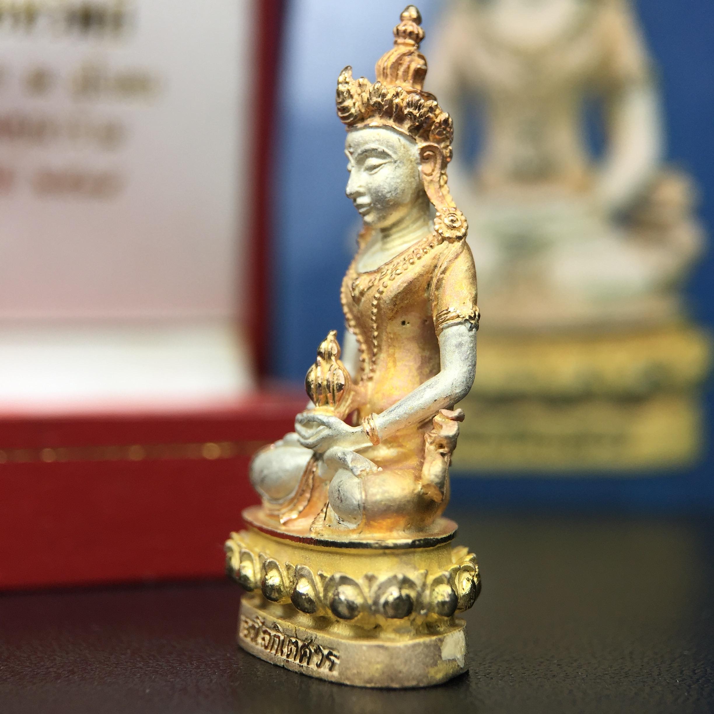 พระกริ่งอวโลกิเตศวร ( เจ้าแม่กวนอิม ) วัดโพธิ์แมนคุณาราม เนื้อเงิน 3 กษัตริย์ พ่นทราย รุ่นอุดมโภคทรัพย์ พ.ศ.2539(พร้อมกล่องบรรจุการ์ดใบรับรองเดิมครบ) (อีกหนึ่งรุ่นยอดนิยม พุทธศิลป์สวยงดงาม)