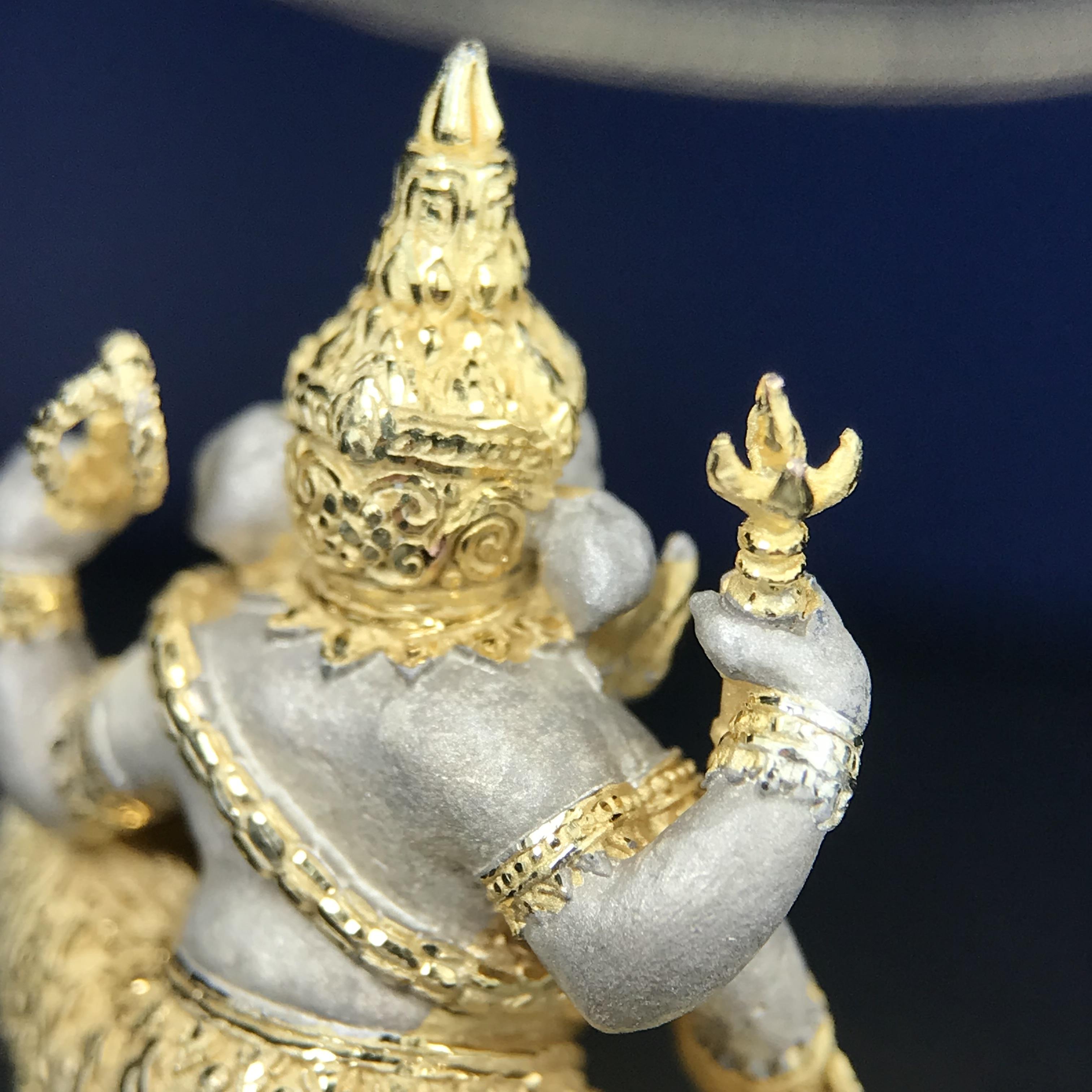 พระพิฆเนศ เทวสถานโบสถ์พราหมณ์ ปี 2539 รูปหล่อลอยองค์พระพิฆเณศวร เนื้อเงินสามกษัตริย์ ฝังพลอยน้ำเงิน(พ่นทรายขัดเงาบางส่วน) พิมพ์ใหญ่ขนาดประมาณ 1.8 * 2.5 ซม. ผลิตโดย บ.แพรนด้า จิวเวลรี่( พิธีใหญ่ พุทธศิลป์งดงาม)อีกหนึ่งรุ่นยอดนิยม (1 ใน 4999 องค์)หายาก