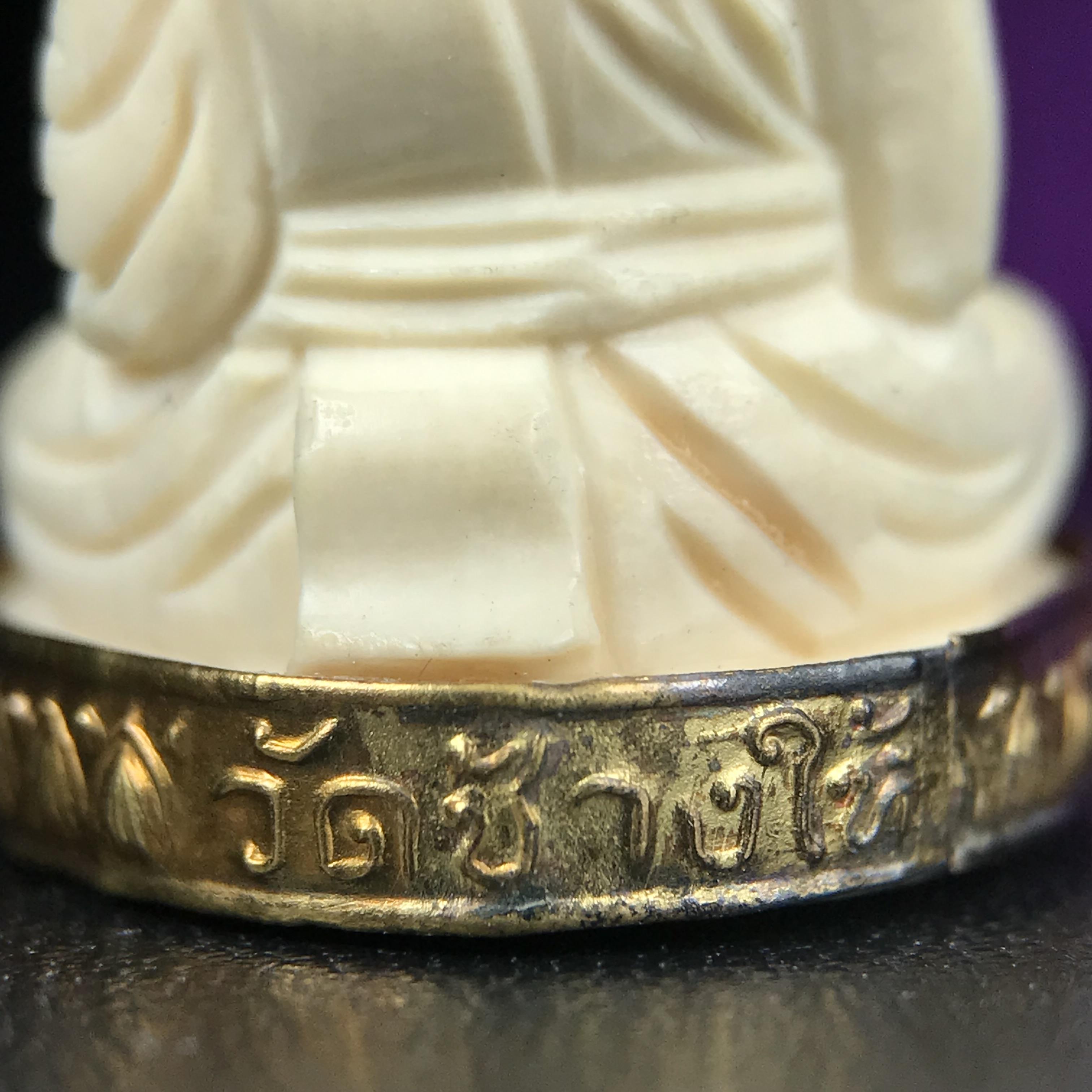 สมเด็จหลวงพ่อทวด รุ่นคชสารหมื่นปี (ศิลปาชีพ) วัดช้างให้ ปี 2541โดยมีท่าน อ.นอง วัดทรายขาว เป็นเจ้าพิธี และมีเกจิร่วมปลุกเสก 108 รูป บรรจุผงว่านเก่าและดินกากยายักษ์(พิมพ์ลอยองค์ฐานทองคำโค๊ตทองคำ)พร้อมกล่องบรรจุครบ นิยมหายาก**ผิวสวยงานแกะพุทธศิลป์สวยงดงาม**