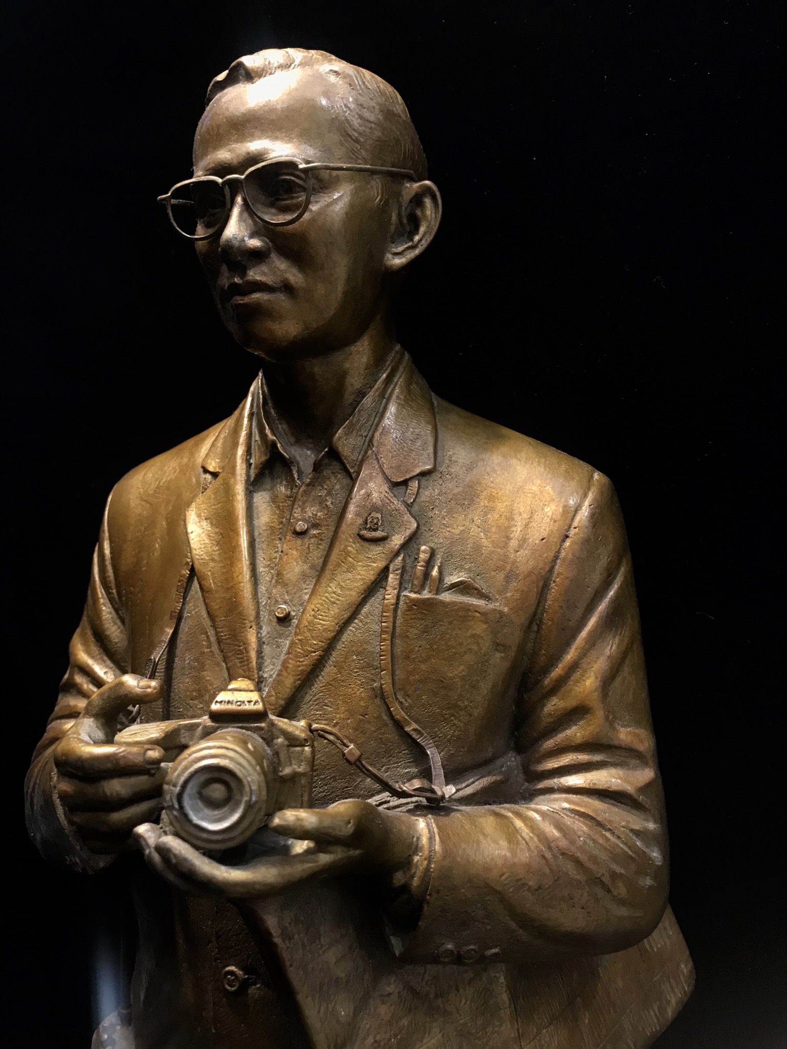 รูปหล่อพระบรมรูปพระบาทสมเด็จพระเจ้าอยู่หัว “ทรงงาน” เนื่องในโอกาสเฉลิมพระชนมพรรษา 86 พรรษา 5 ธันวาคม 2556 (ในหลวงท่านทรงดำริให้จัดสร้าง และ ตรวจงานด้วยพระองค์เอง)