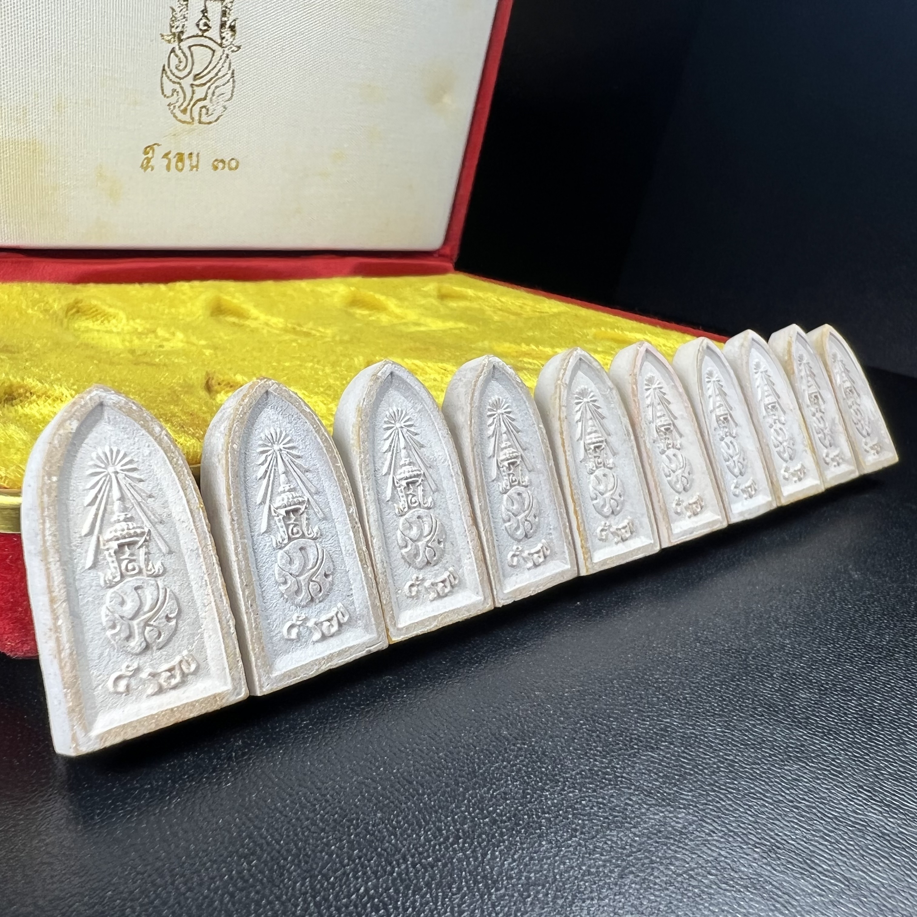 พระไพรีพินาศ ภปร. ครบ 5 รอบ ร.9 ปี 2530(เนื้อผงพิมพ์ใหญ่) ชุดกรรมการ บรรจุจำนวน 10 องค์ ในกล่อง ตราสัญลักษณ์ ภปร.(ในหลวงรัชกาลที่9เสด็จในพิธีเจิมพระสุหร่าย)พระดี พิธีใหญ่ ประกอบพิธีพุทธาภิเษกพร้อมกับพิธีพระกริ่งปวเรศ ปี2530 วัดบวรนิเวศวิหาร(1 ใน 15 ชุด)