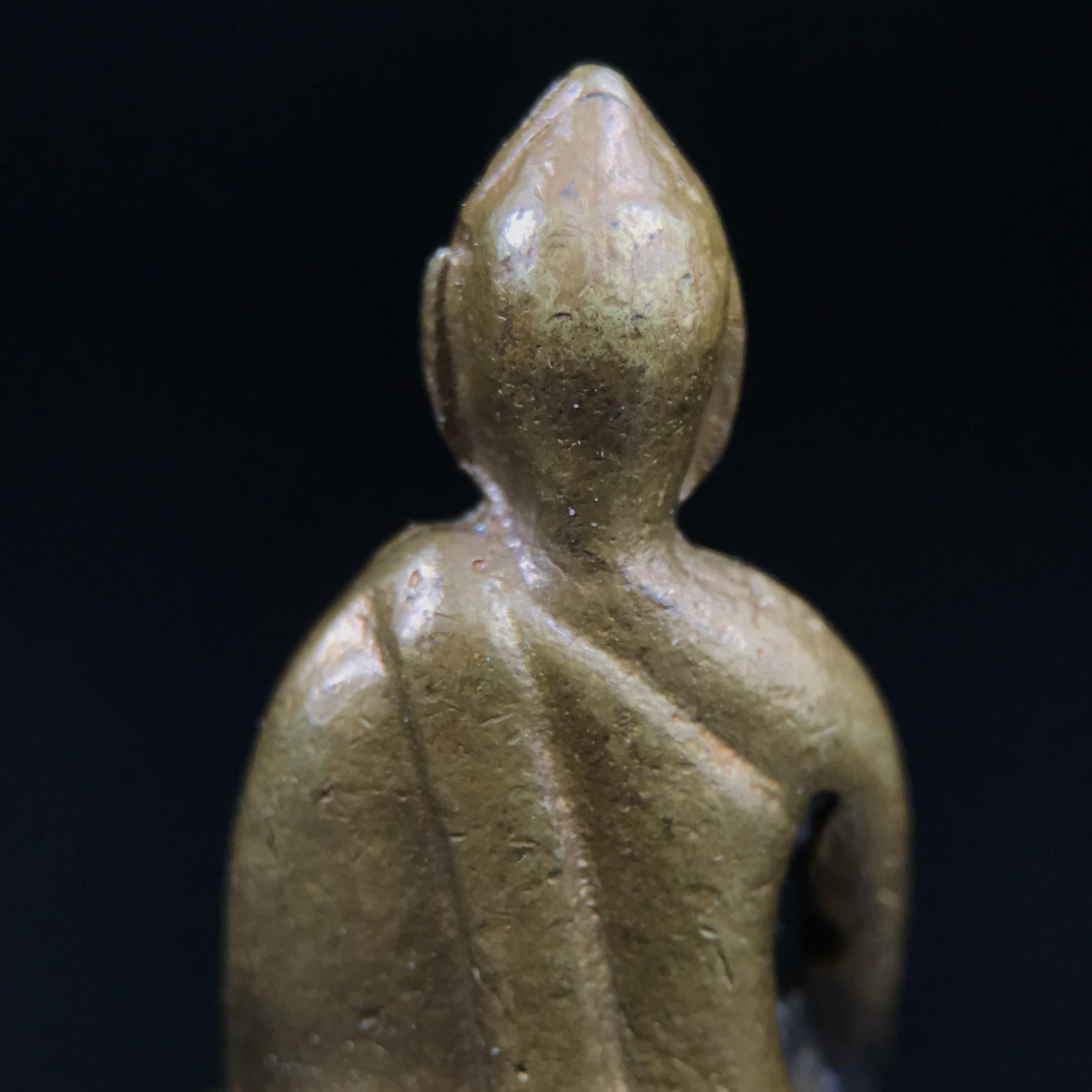 พระกริ่งฝีพระหัตถ์สมเด็จย่า ขนาดห้อยบูชาขนาดเล็ก จัดสร้างขึ้นเนื่องในวาระครบ 6 รอบ เมื่อวันที่21 ตุลาคม พ.ศ.2515(ในหลวงรัชกาลที่ 9 เสด็จพระราชดำเนินทรงเททอง)ปลุกเสกยิ่งใหญ่ เกจิ 108 รูป ร่วมปลุกเสก คัดสภาพสวยแบบนี้พบเจอน้อยมาก หมายเลขต้นๆหลักร้อย หายากมาก