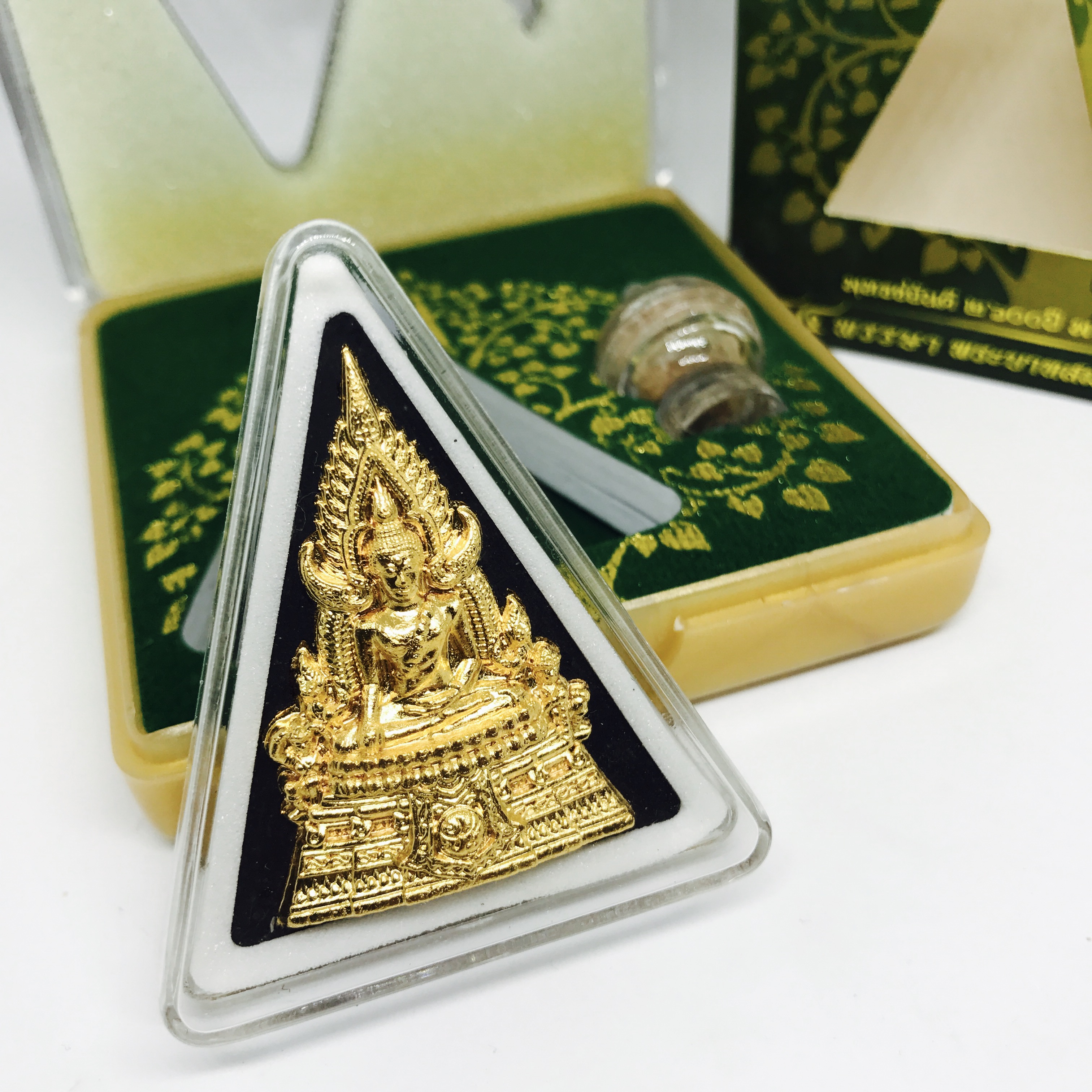พระพุทธชินราช(จำลอง)ภ.ป.ร. 84พรรษาเนื้อผงปิดทองด้านหน้า หลัง ภ.ป.ร. ทองคำ
