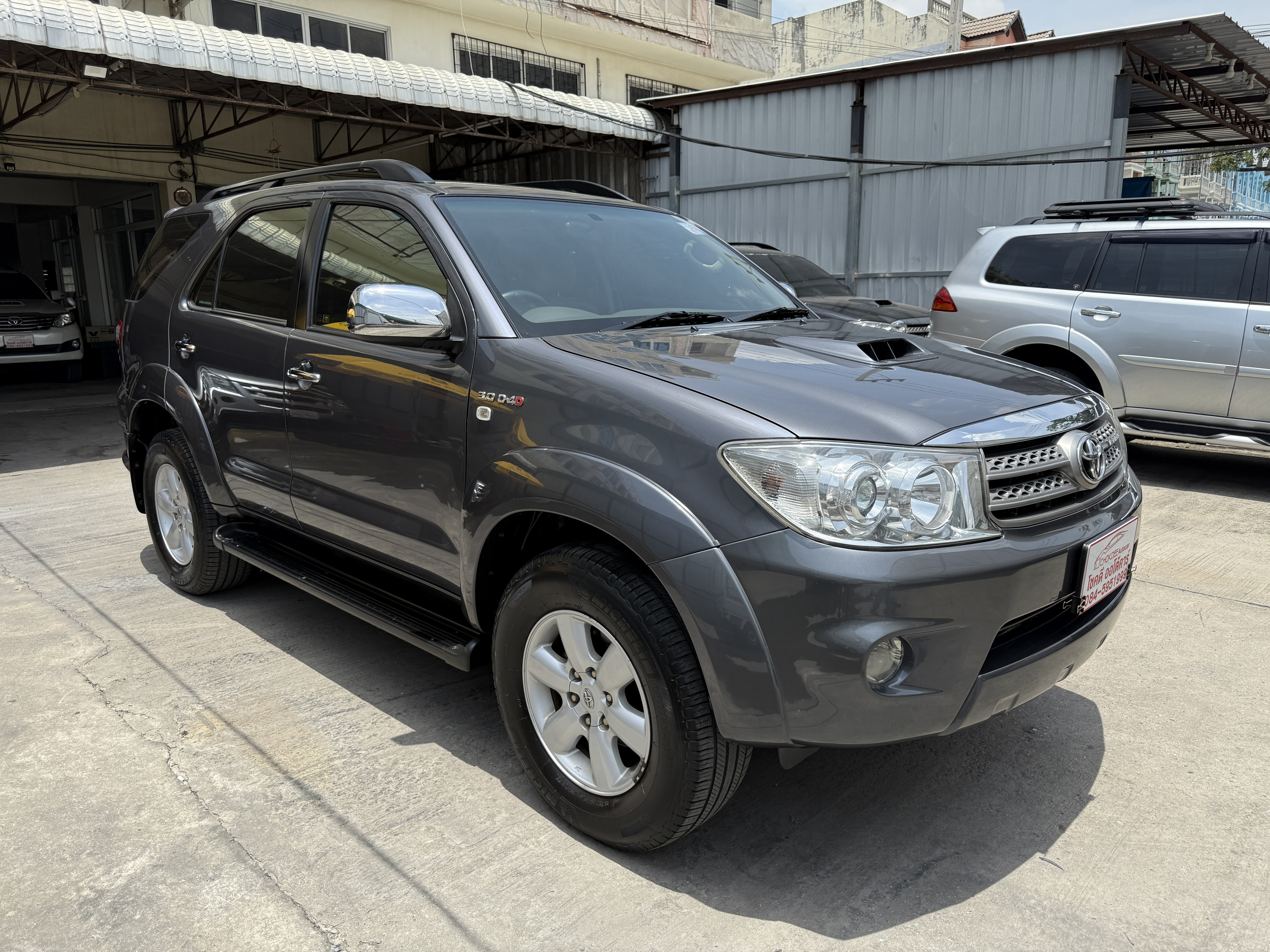 Toyota Fortuner 3.0 V 2WD At 2011 เทาดำ