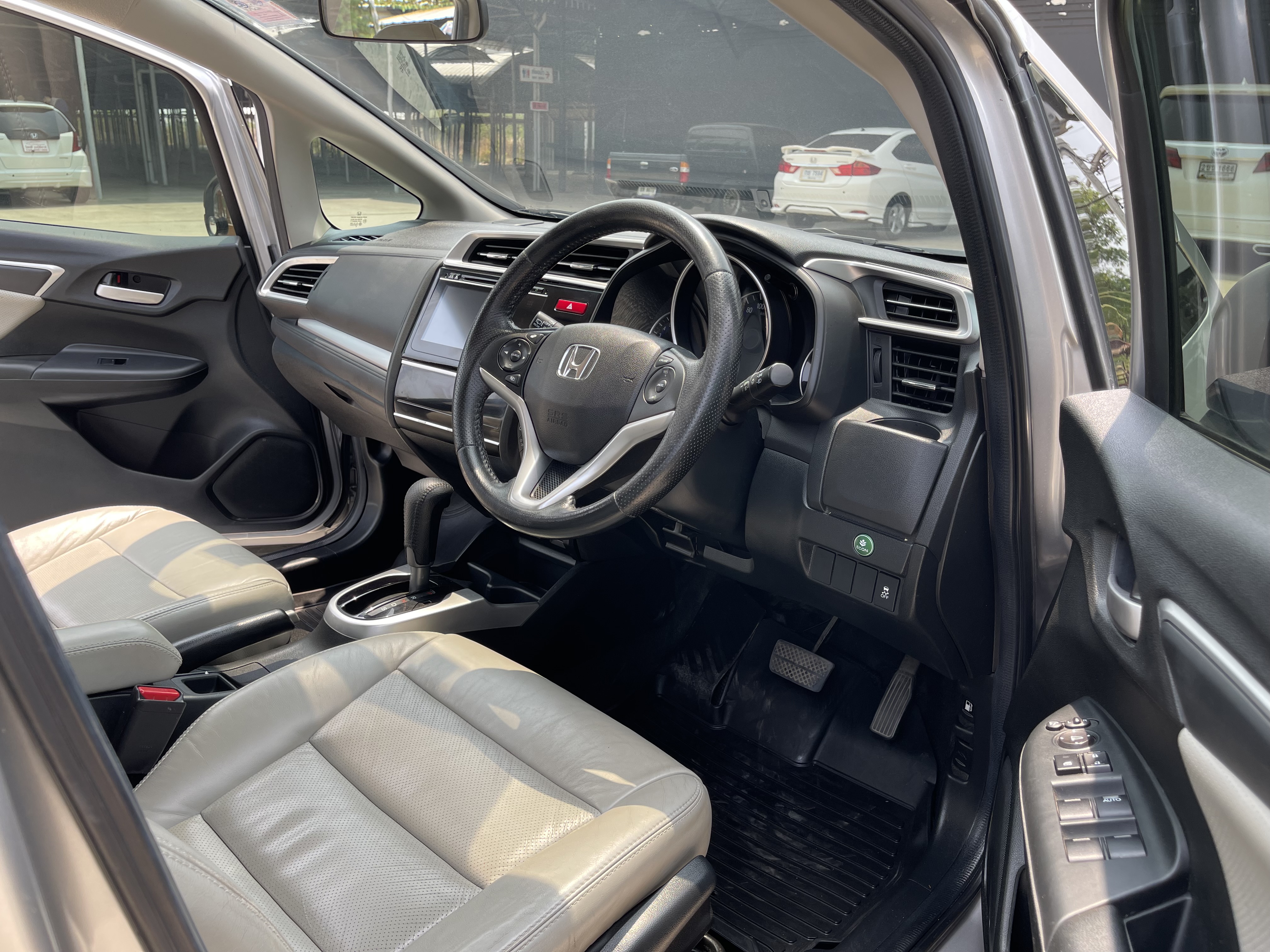 Honda Jazz 1.5 SV At 2015 เงิน