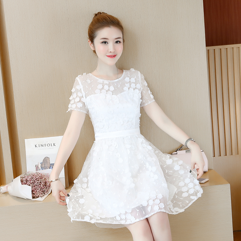 ชุดเดรสสั้นสีขาวผ้าแก้วปักลายใบไม้ ตกแต่งดอกไม้สีขาวสวยๆ