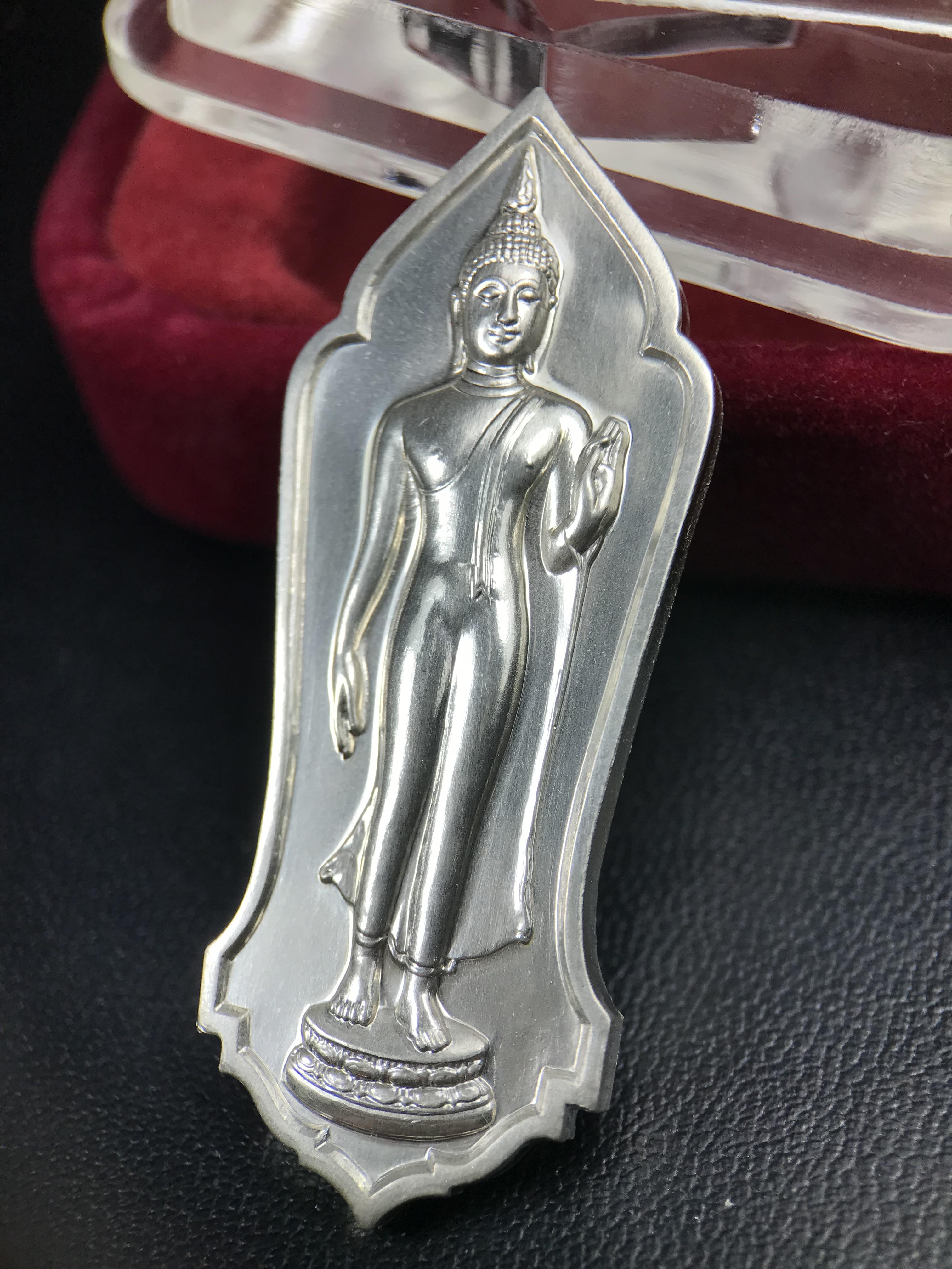 พระพุทธธรรมิกราชบพิตร ภปร. เฉลิมพระเกียรติ 2554 วัดบวรนิเวศวิหาร ขนาดสูง 4.5 ซม. เนื้อเงิน(ตอกโค๊ด Ag)(หายากพบเจอน้อยมาก)ผลิตโดย สำนักกษาปณ์ กรมธนารักษ์ พิธีพุทธาภิเษก ณ พระอุโบสถวัดบวรนิเวศวิหาร สภาพสวย กล่องบรรจุเดิมครบสมบูรณ์(1 ใน 2555 เหรียญ)หายาก