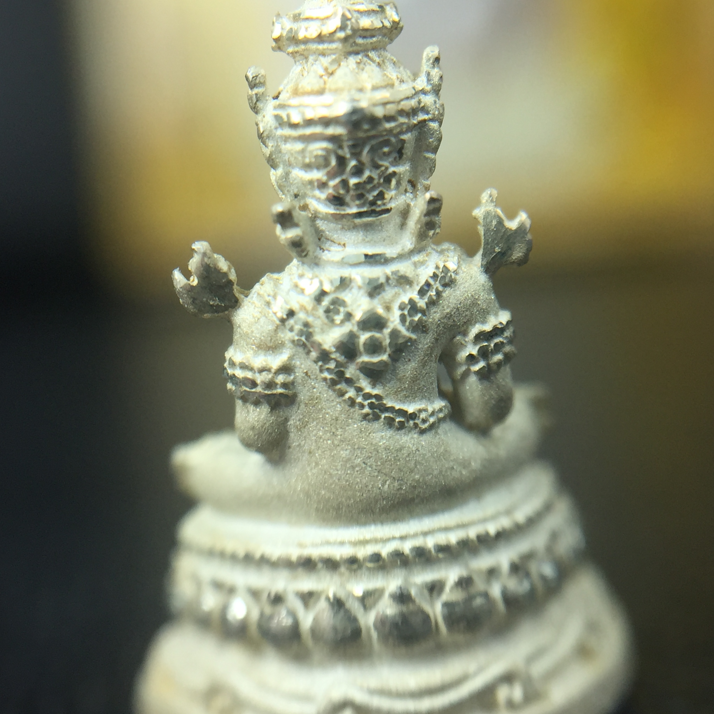 พระแก้วมรกต(จำลอง)ลอยองค์ ขนาดหน้าตัก 1/4 นิ้ว ทรงเครื่องฤดูร้อน เนื้อเงิน ตราสัญลักษณ์ฉลองสิริราชสมบัติครบ 60 ปี พ.ศ.2549