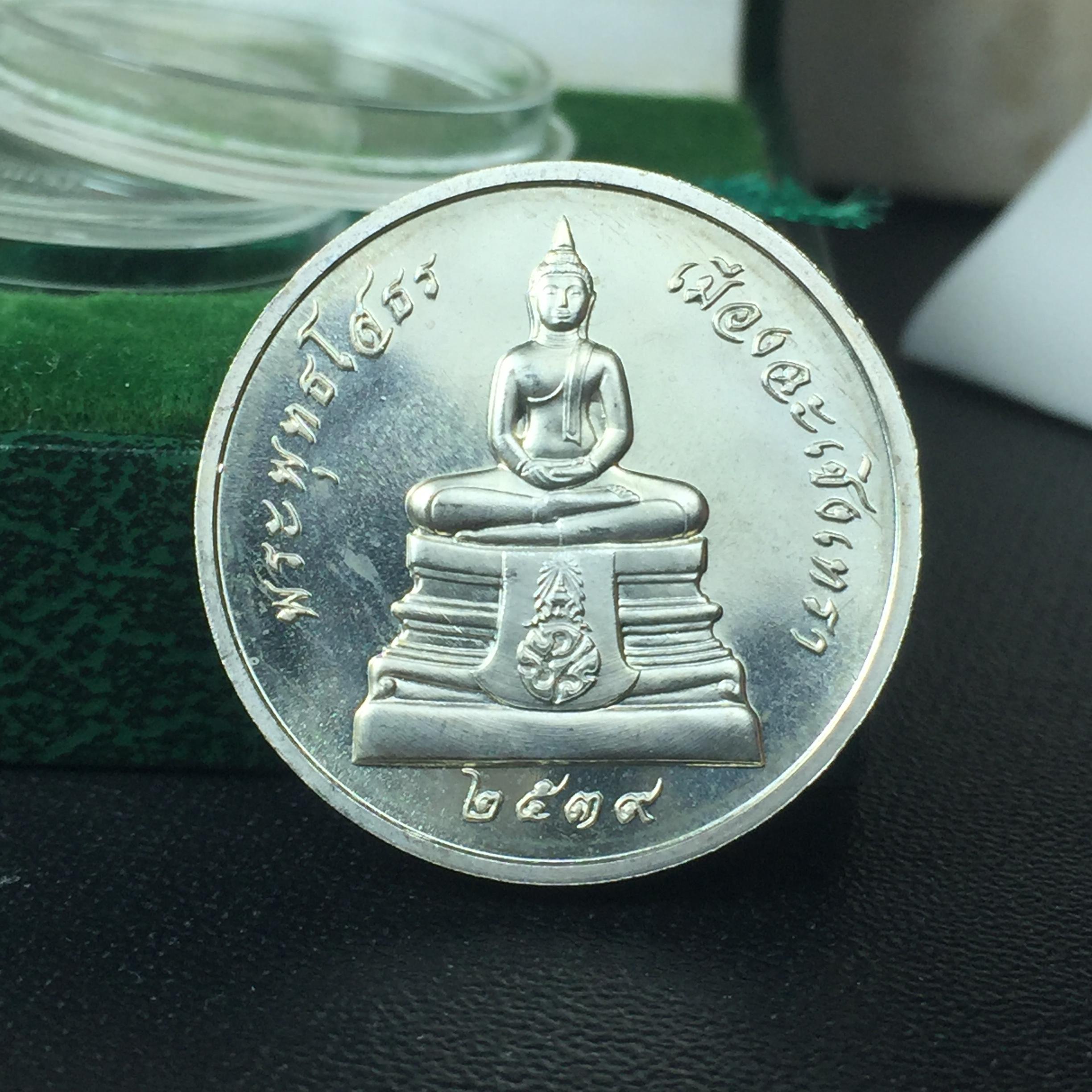 พระพุทธโสธร ภปร. รุ่นย้อนยุค สร้างพระอุโบสถ สมาคมชาวฉะเชิงเทรา จัดสร้าง ปี 2539 วโรกาสครองสิริราชสมบัติครบ 50 ปี เนื้อเงิน เหรียญปั้มด้านหน้า ภปร. ด้านหลัง พระอุโบสถ ขนาด 2.5 ซม.เนื้อเงิน(ผิวเดิม) พร้อมกล่องบรรจุและใบรับรองเดิมครบสมบูรณ์