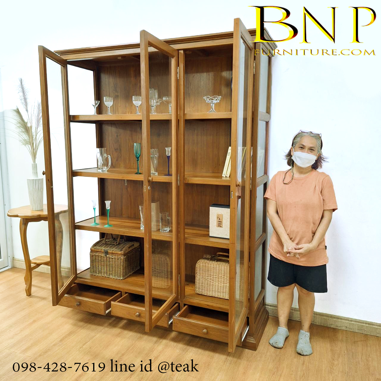 ตู้โชว์ไม้สัก รุ่น บุญยืน