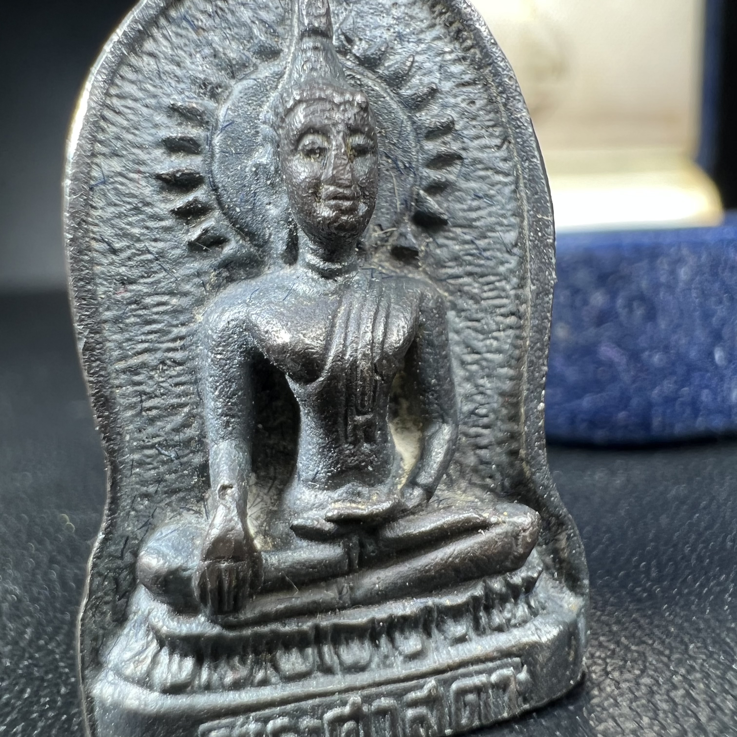 พระศาสดาใบเสมา ภปร. วัดบวรนิเวศวิหาร ปี2532 จัดสร้างในโอกาสสองทศวรรษรามาธิบดี เพื่อศูนย์การแพทย์สิริกิติ์ เนื้อเงิน(ผิวเดิมกลับดำสวยงามเข้มขลัง)พร้อมกล่องบรรจุเดิม