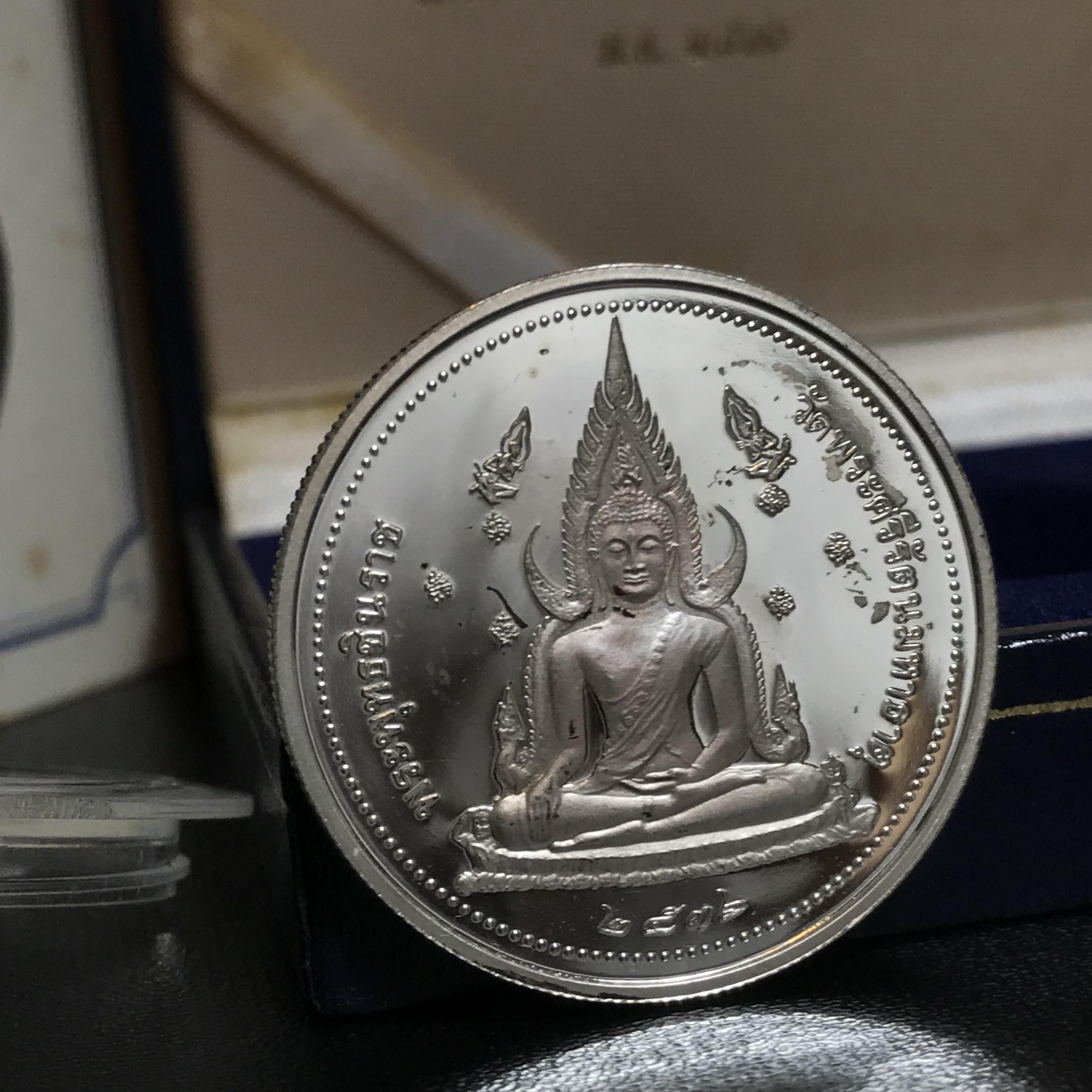 เหรียญสมเด็จพระนเรศวรมหาราช-พระพุทธชินราช รุ่นกองทุนสร้างอาคารเรียนวิทยาลัยสงฆ์ วัดพระศรีรัตนมหาธาตุ ปี 2536 เนื้อเงินขัดเงากล่องเดิมใบรับรองพร้อม