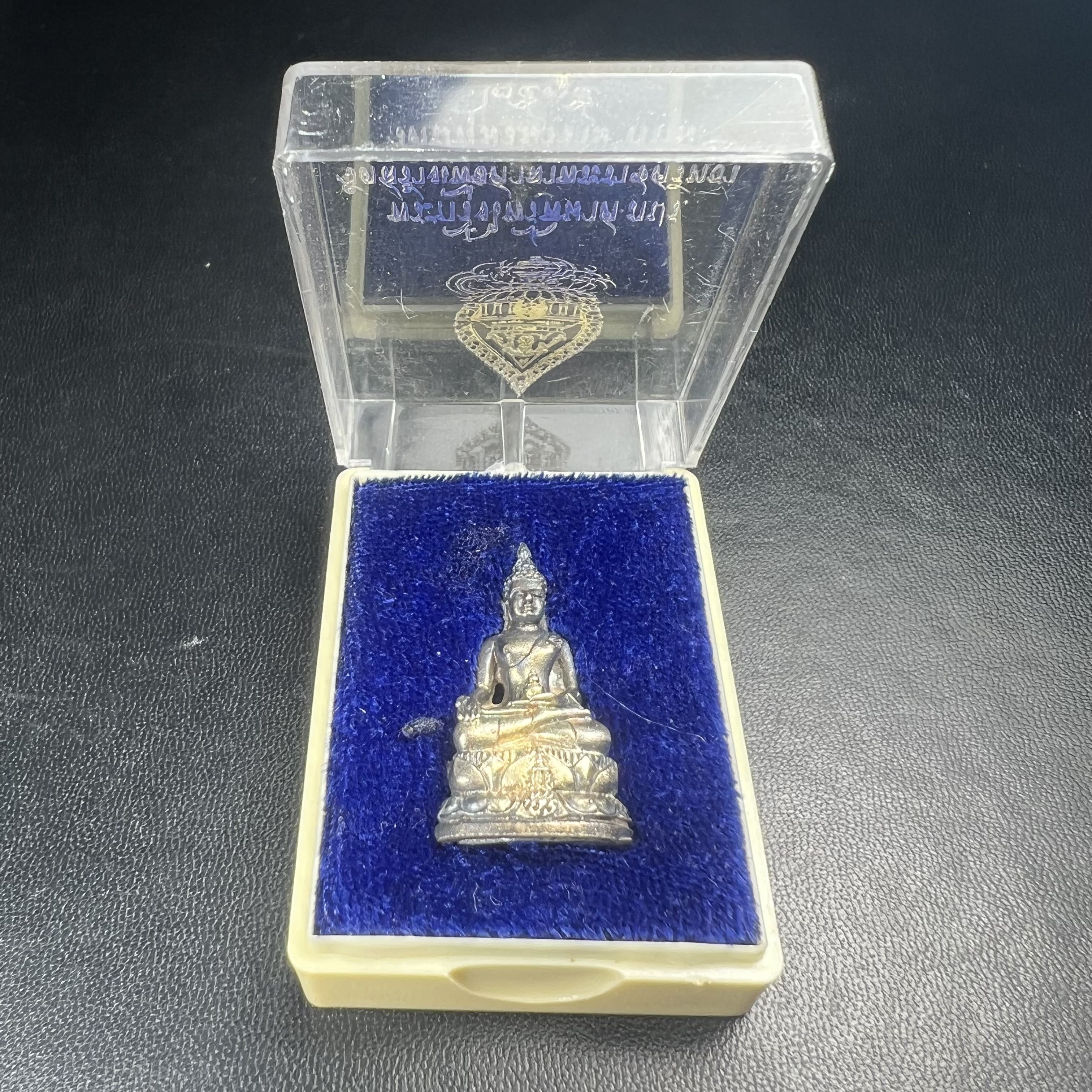 พระกริ่งไพรีพินาศ ภปร. รุ่นแรกของประเทศไทย วัดปทุมวนาราม ปี 2535 เนื้อเงิน(ผิวเดิม ผิวขึ้นรุ้งทั่วองค์ สวย งดงาม)(เข้มขลังทรงอานุภาพยิ่งใหญ่ กำราบศัตรูพ่ายสิ้น) ขนาดสูง 3 ซม. พร้อมกล่องบรรจุเดิมครบสมบูรณ์ (ในหลวงรัชกาลที่9เสด็จเททอง)(1ใน3000องค์)นิยมหายาก