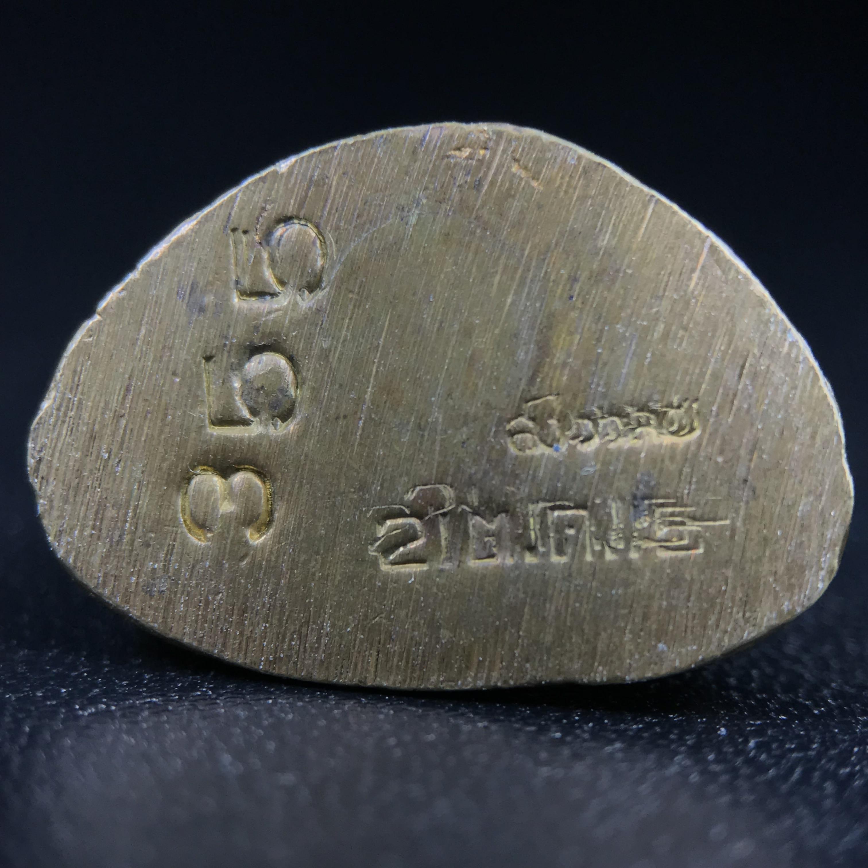 พระกริ่งฝีพระหัตถ์สมเด็จย่า ขนาดห้อยบูชาขนาดเล็ก จัดสร้างขึ้นเนื่องในวาระครบ 6 รอบ เมื่อวันที่21 ตุลาคม พ.ศ.2515(ในหลวงรัชกาลที่ 9 เสด็จพระราชดำเนินทรงเททอง)ปลุกเสกยิ่งใหญ่ เกจิ 108 รูป ร่วมปลุกเสก คัดสภาพสวยแบบนี้พบเจอน้อยมาก หมายเลขต้นๆหลักร้อย หายากมาก