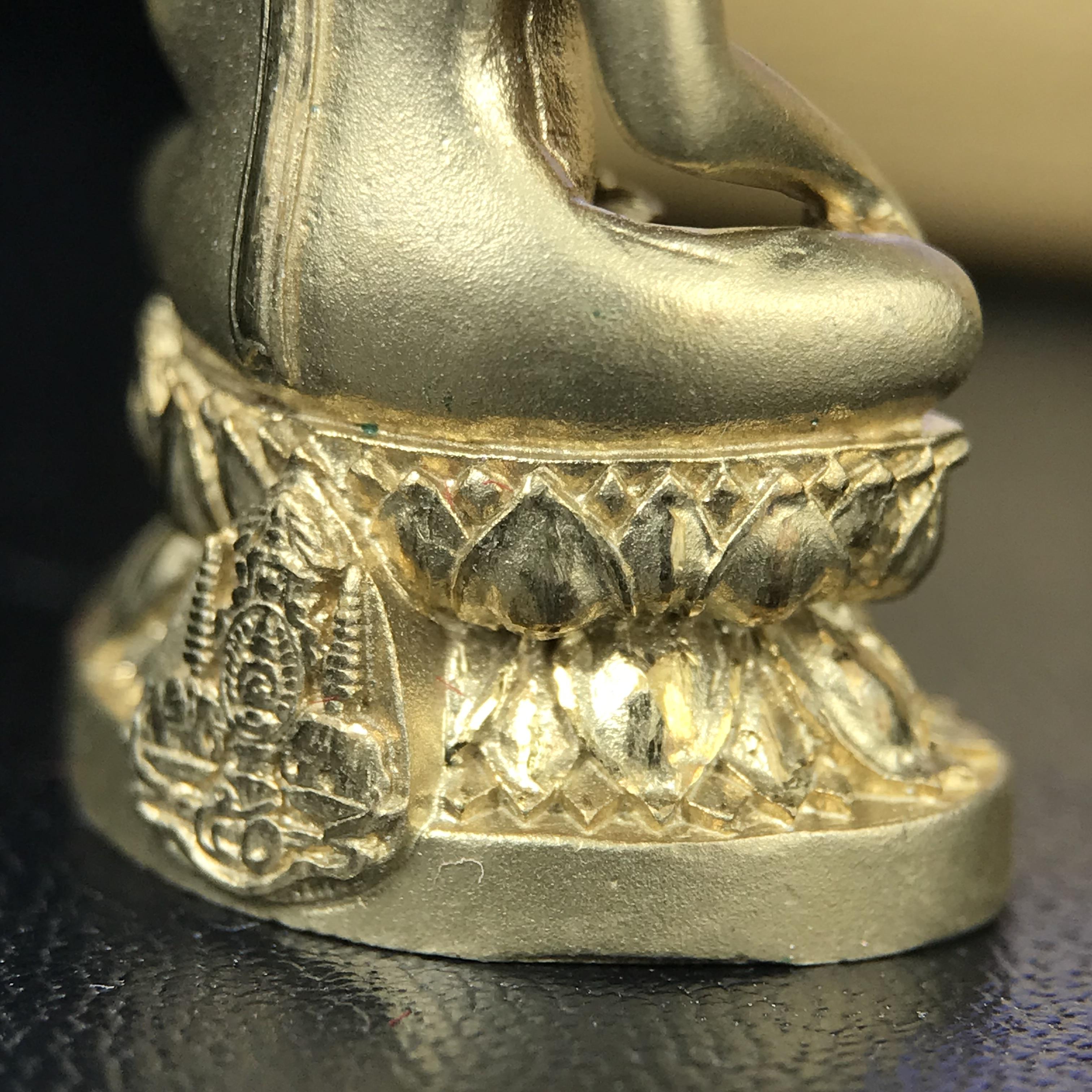 พระกริ่งพระพุทธนวราชบพิตร ตรากาญจนาภิเษกครองสิริราชสมบัติครบ 50 ปี รัชกาลที่ 9 ปี 2540 เนื้อทอง93(หายากพบเจอน้อยมาก) ขนาดสูง 3.2 ซม. พุทธศิลป์สวยงดงามและพิธีใหญ่วัดพระแก้ว(พุทธนวราชบพิตร นิมิตรหมายแห่งความสามัคคี ด้วยไมตรีแห่งองค์พระภูมิพล)