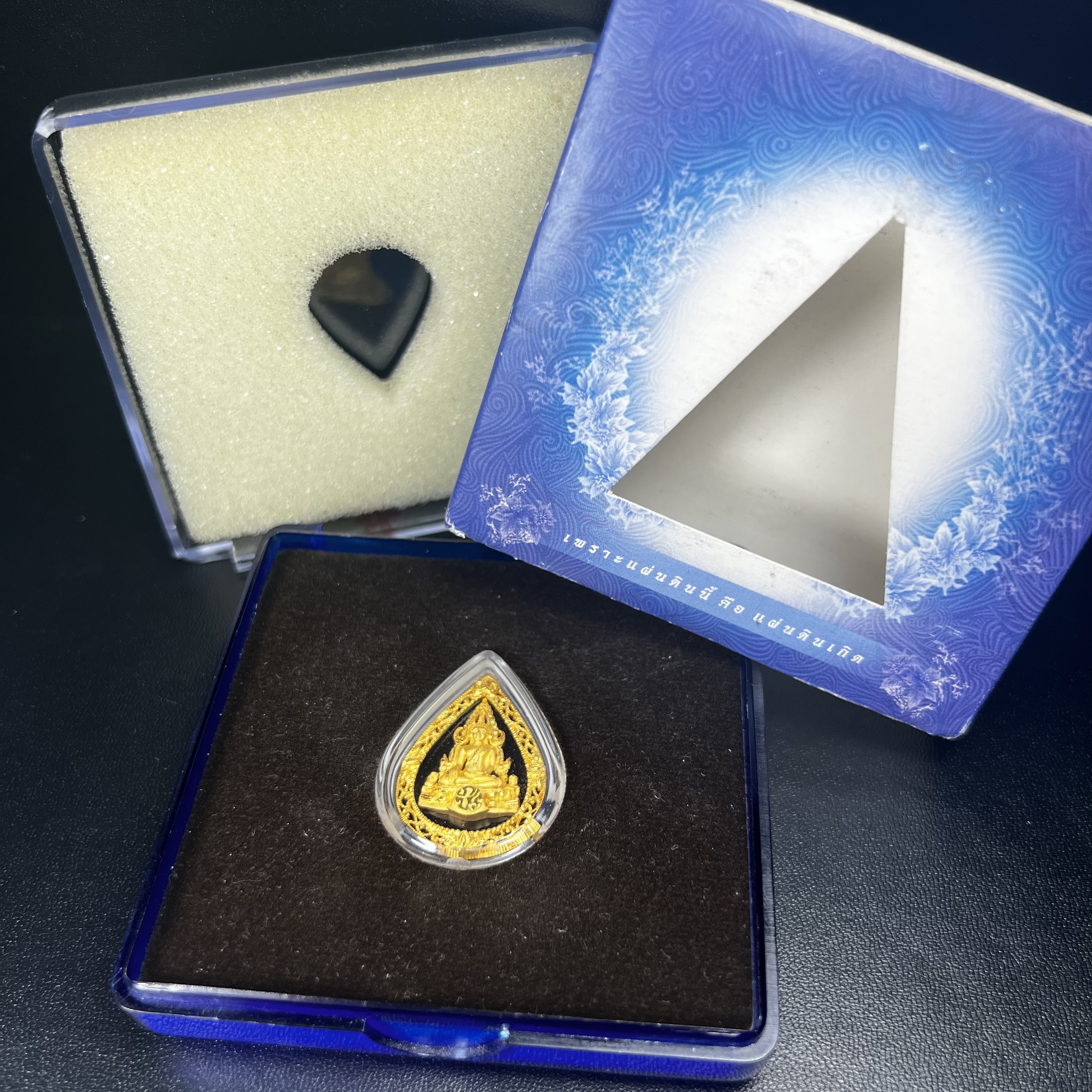 เหรียญพระพุทธชินราช ภปร. รูปหยดน้ำ โครงการ เพราะแผ่นดินนี้คือแผ่นดินเกิด เนื้อทองคำ (นน.รวม 7.3 กรัม) ปี2551 (ขนาด 21 x 29 มม.) (สวยงามหายาก)1ใน 3000องค์