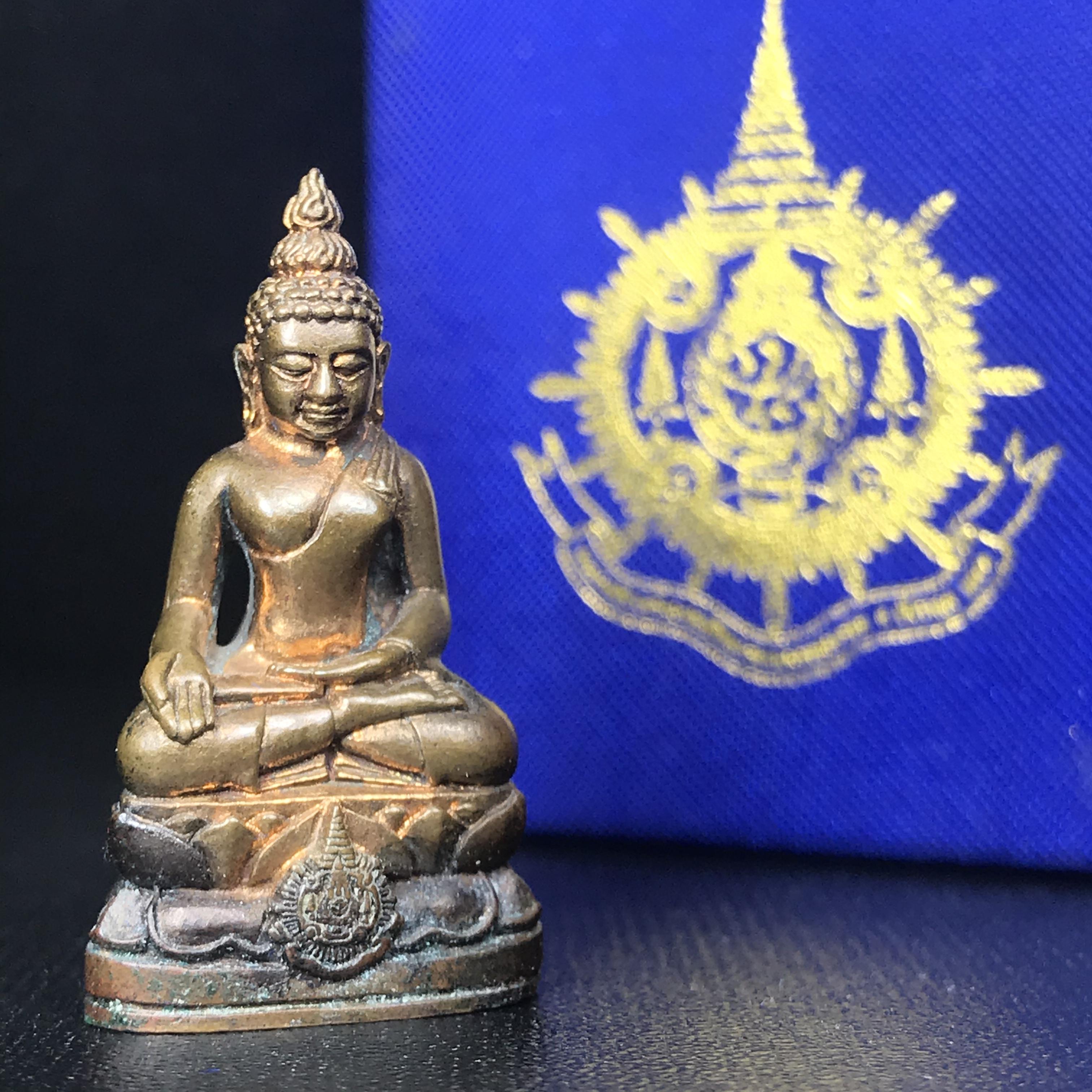 พระกริ่งไพรีพินาศ เฉลิมพระเกียรติ พระบาทสมเด็จพระเจ้าอยู่หัวรัชกาลที่9 พระชนมพรรษา 6 รอบ ปี2542เนื้อสัมฤทธิ์(บรรจุเหล็กไหล)ดีนอก-ดีใน