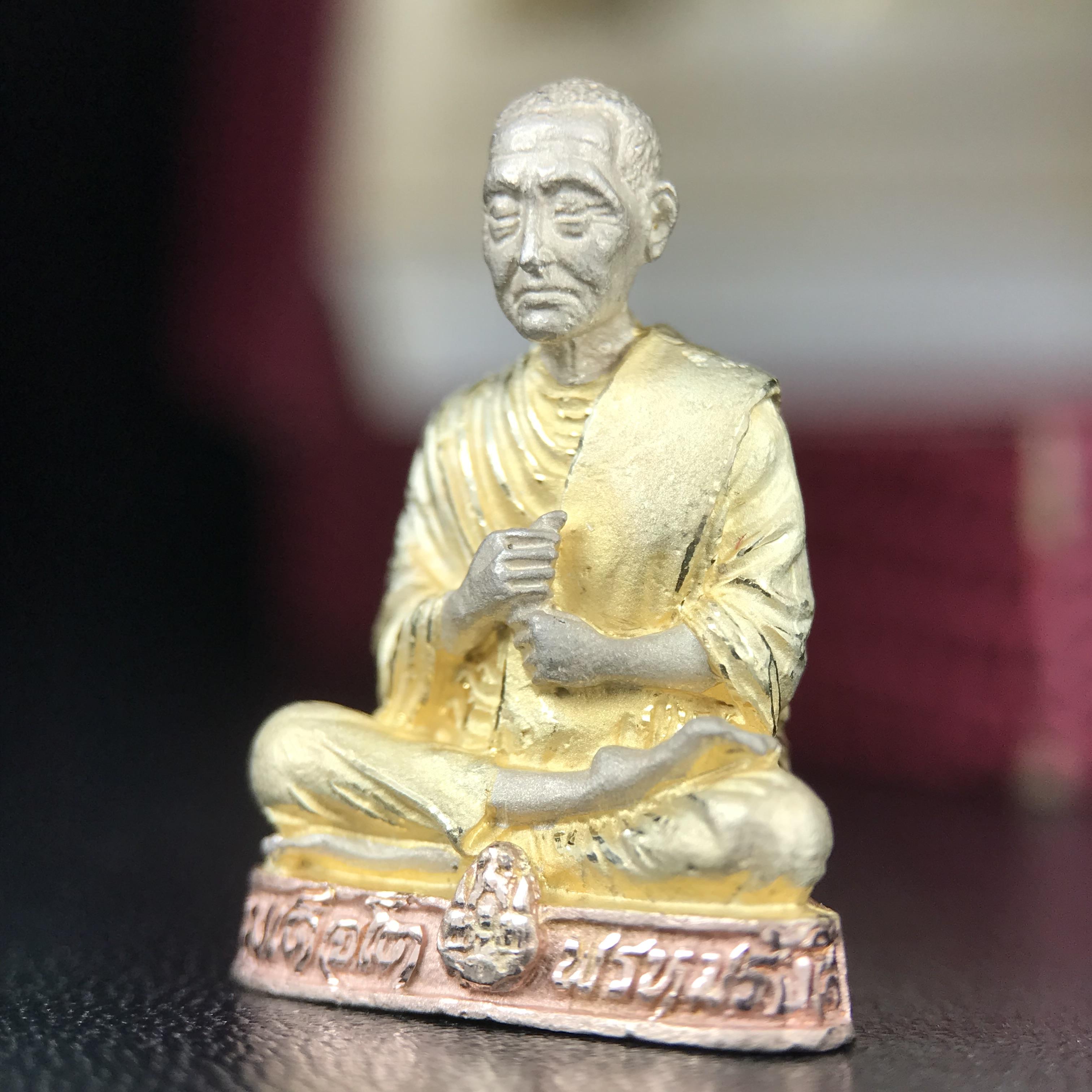 รูปเหมือนสมเด็จพระพุฒาจารย์ (โต พรหมรังสี)วัดใหม่อมตรส บางขุนพรหม ปี2540 รุ่นกาญจนาภิเษก จัดสร้างในวโรกาสที่รัชกาลที่ 9 ทรงครองสิริราชสมบัติ ครบ 50ปี ลอยองค์พิมพ์ใหญ่ เนื้อเงินบริสุทธิ์ 99.9% แบบชุบสามกษัตริย์ขัดเงาบางส่วน พร้อมกล่องบรรจุเดิมครบ