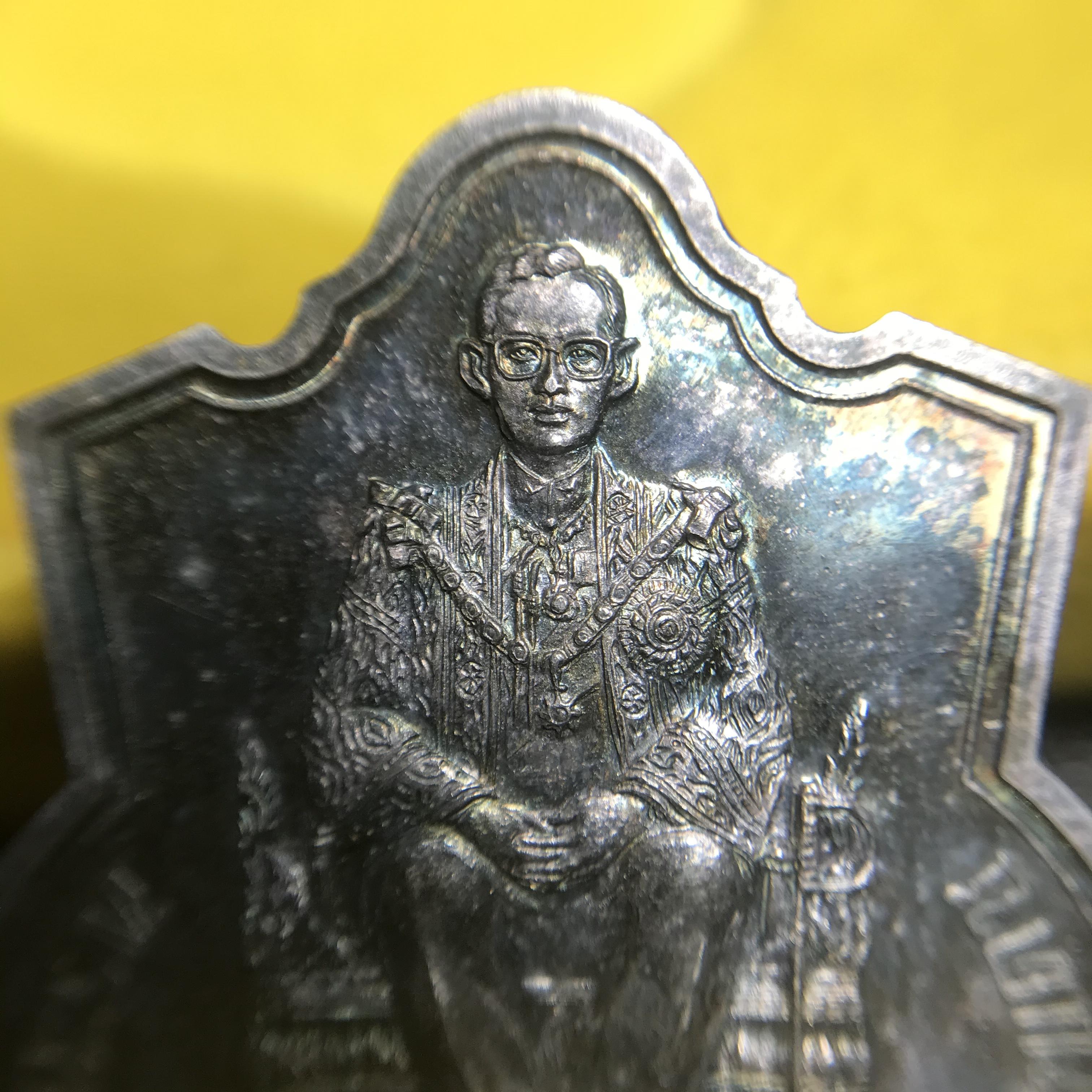 เหรียญพระบาทสมเด็จพระเจ้าอยู่หัว รัชกาลที่9ประทับนั่งบัลลังก์ กระทรวงมหาดไทยจัดสร้าง ปี2539 เนื้อเงินกล่องบรรจุเดิมสภาพสวย เนื้อเงินผิวเดิมขึ้นสีรุ้งธรรมชาติ แบบนิยม หายาก