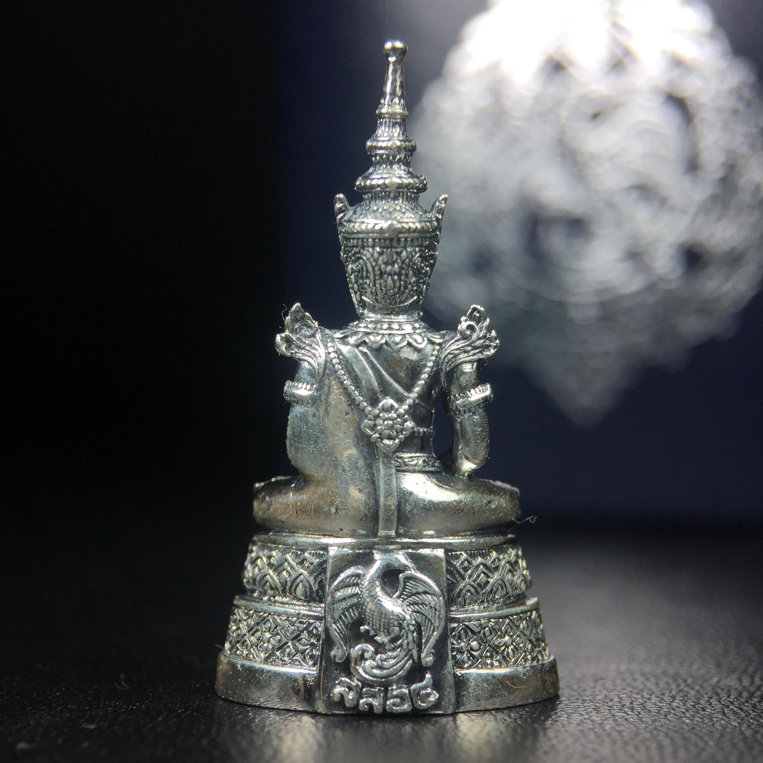 พระแก้วมรกต กรมสรรพสามิตจัดสร้างขึ้นเนื่องในโอกาสครบรอบ 64 ปีของกรมสรรพสามิต และเนื่องในวโรกาสที่พระบาทสมเด็จพระเจ้าอยู่หัวทรงครองราชย์ครบ 50 ปีในปีกาญจนาภิเษก เมื่อ พ.ศ.2539 เนื้อเงินรมดำขัดเงาพร้อมกล่องบรรจุเดิม