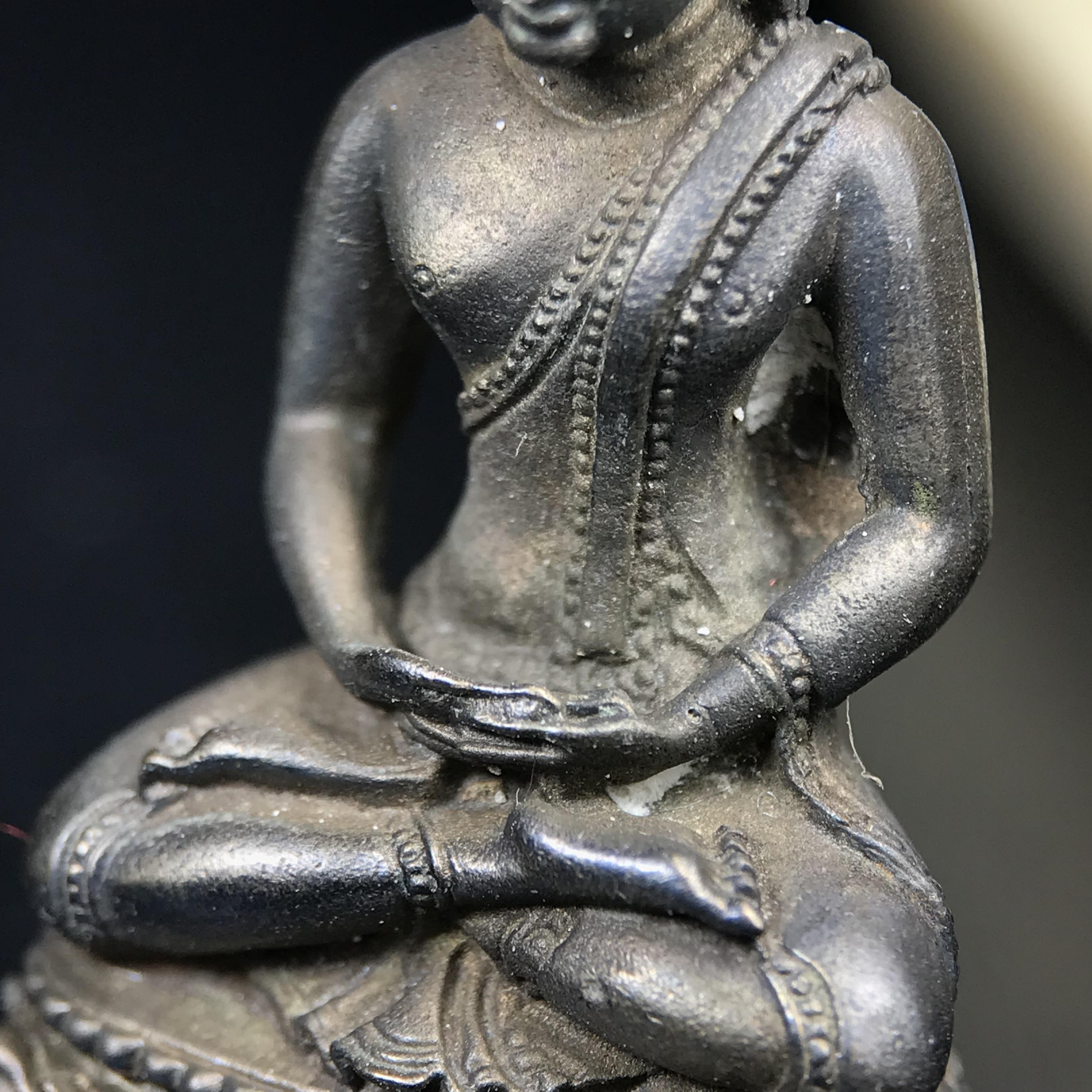 พระกริ่งพิชัยรังสี รุ่นแรก วัดป่าชัยรังสี จ.สมุทรสาคร ปี 2531 เนื้อนวโลหะ ออกแบบโดยนายช่างเกษม มงคลเจริญ ช่างมือหนึ่งแห่งยุค ปลุกเสกโดยพระเกจิอาจารย์ที่มีชื่อเสียงในยุคนั้นมาร่วมพิธีกันหลายรูป พุทธศิลป์ออกแบบได้สวยงดงาม พร้อมกล่องบรรจุเดิมครบ