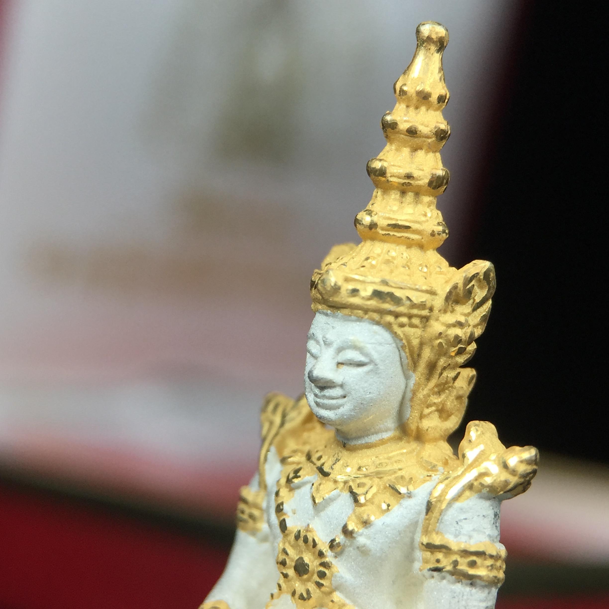 พระพุทธมหามณีรัตนปฏิมากร (พระแก้วมรกต) มหาจุฬาลงกรณราชวิทยาลัย(มจร.) วังน้อย พระนครศรีอยุธยา ปี 2543 พิธีมหาพุทธาภิเษก ณ วัดพระศรีรัตนศาสดาราม (วัดพระแก้ว) ในพระบรมมหาราชวัง เนื้อเงินสามกษัตริย์ (ตอกโค๊ตหมายเลข 181)