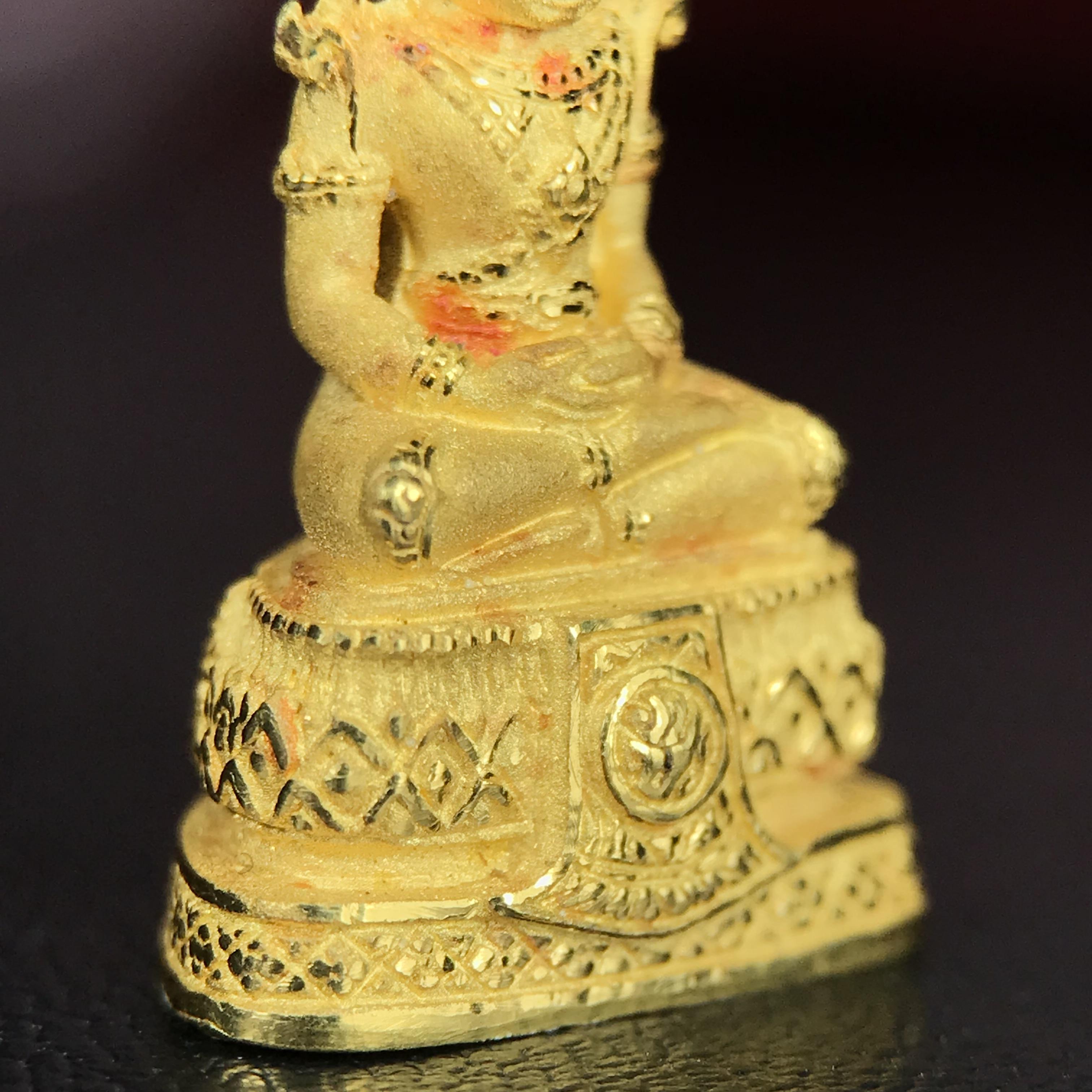 พระแก้วมรกต ภปร.(รุ่นแรก) ปี2545 จัดสร้างในมหาวโรกาส พระบาทสมเด็จพระเจ้าอยู่หัวรัชกาลที่ 9 ครบรอบ 75 พรรษา และฉลองกรุงรัตนโกสินทร์ครบ 220 ปี พิมพ์ลอยองค์เล็ก เนื้อทองคำบริสุทธิ์ 96.5%(6.5กรัม) ขนาด 10*19 มม. พร้อมกล่องเดิมสวยครบสมบูรณ์(1ใน2000องค์)หายาก